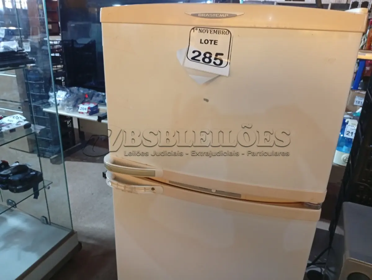 LOTE 285 - 01 GELADEIRA MARCA BRASTEMP 220V. (NO ESTADO) ATENÇÃO! FAZER A VISITAÇÃO ANTES DE ARREMATAR, NÃO SABEMOS SE FUNCIONA. LEILÃO NÃO TEM GARANTIA E NEM DEVOLUÇÃO, SUJEITO A POSSÍVEIS AVARIAS VISÍVEIS/OCULTAS E/OU AUSÊNCIA DE COMPONENTES.
