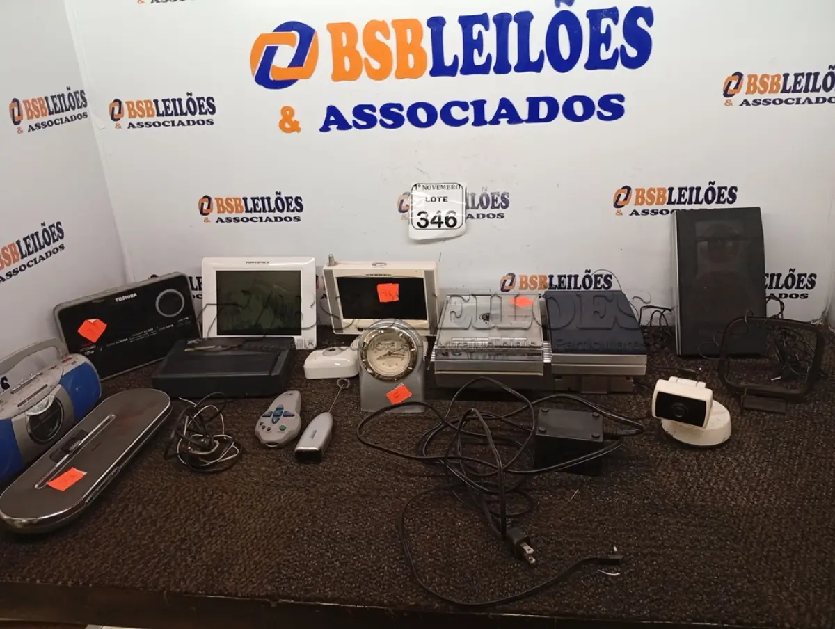 LOTE 346 - 01 PORTA RETRATO DIGITAL, 01 DVD PORTÁTIL E DIVERSOS APARELHOS ELETRÔNICOS. (NO ESTADO) ATENÇÃO! FAZER A VISITAÇÃO ANTES DE ARREMATAR, NÃO SABEMOS SE FUNCIONA. LEILÃO NÃO TEM GARANTIA E NEM DEVOLUÇÃO, SUJEITO A POSSÍVEIS AVARIAS VISÍVEIS/OCULTAS E/OU AUSÊNCIA DE COMPONENTES.