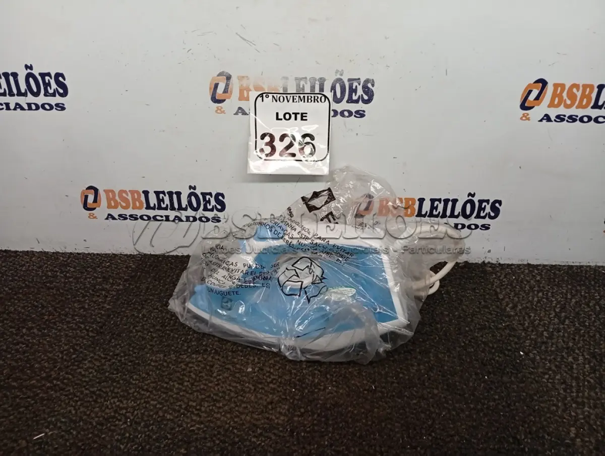 LOTE 326 - 01 FERRO A VAPOR P/ PASSAR ROUPAS ELECTROLUX COR BRANCA C/AZUL (NOVO). (NO ESTADO) ATENÇÃO! FAZER A VISITAÇÃO ANTES DE ARREMATAR, NÃO SABEMOS SE FUNCIONA. LEILÃO NÃO TEM GARANTIA E NEM DEVOLUÇÃO, SUJEITO A POSSÍVEIS AVARIAS VISÍVEIS/OCULTAS E/OU AUSÊNCIA DE COMPONENTES.