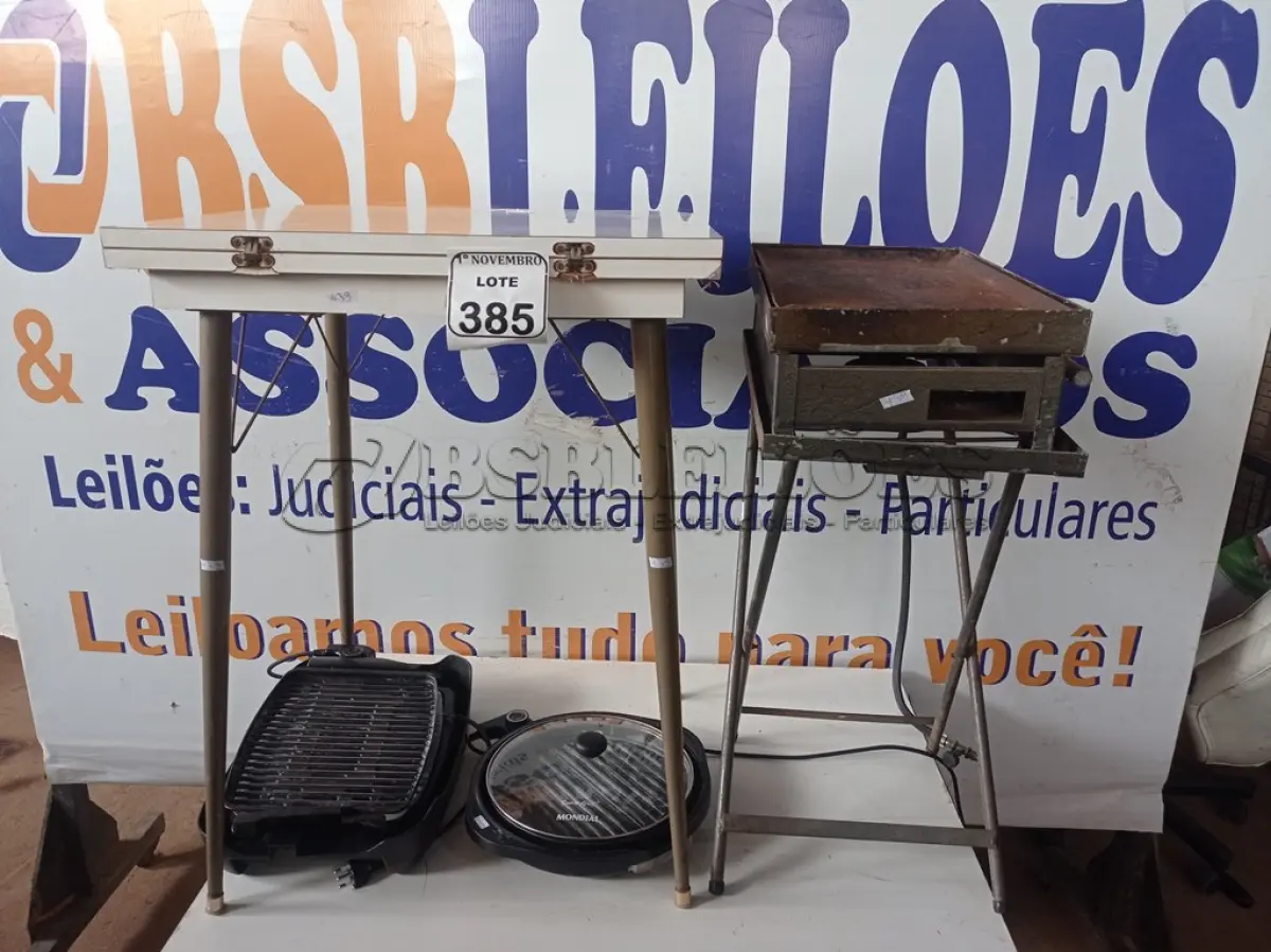 LOTE 385 - 01 MESA DOBRÁVEL, 01 CHURRASQUEIRA ELÉTRICA, 01 PANELA ELÉTRICA E 01 FOGÃO A GÁS C/CHAPA. (NO ESTADO) ATENÇÃO! FAZER A VISITAÇÃO ANTES DE ARREMATAR, NÃO SABEMOS SE FUNCIONA. LEILÃO NÃO TEM GARANTIA E NEM DEVOLUÇÃO, SUJEITO A POSSÍVEIS AVARIAS VISÍVEIS/OCULTAS E/OU AUSÊNCIA DE COMPONENTES.
