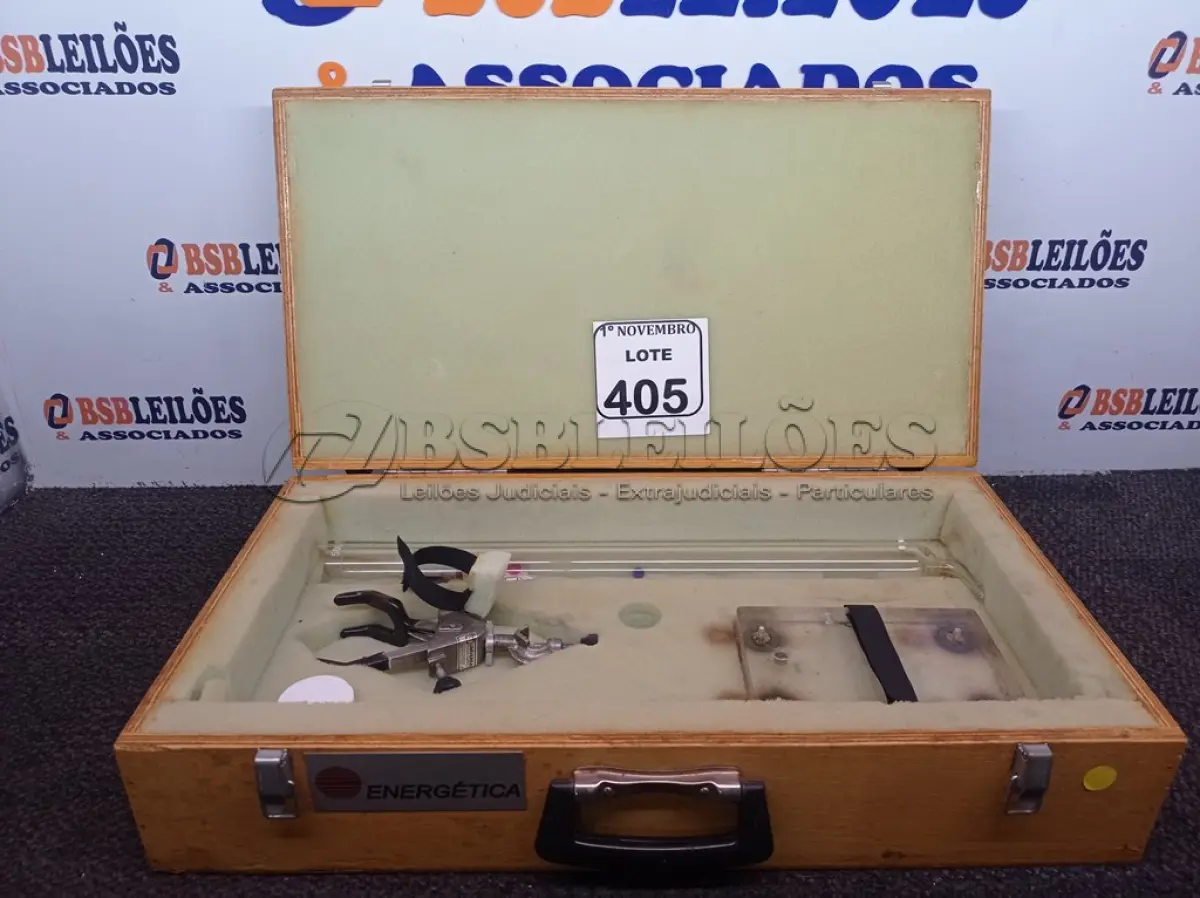 LOTE 405 - 01 CAIXA DE MADEIRA P/MATERIAIS DE LABORATÓRIO. (NO ESTADO) ATENÇÃO! FAZER A VISITAÇÃO ANTES DE ARREMATAR, NÃO SABEMOS SE FUNCIONA. LEILÃO NÃO TEM GARANTIA E NEM DEVOLUÇÃO, SUJEITO A POSSÍVEIS AVARIAS VISÍVEIS/OCULTAS E/OU AUSÊNCIA DE COMPONENTES.