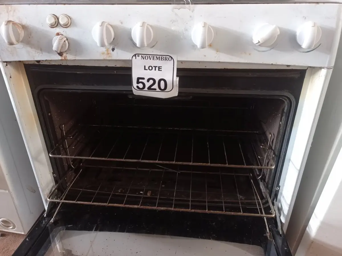 LOTE 520 - 01 FOGÃO DAKO 05 BOCAS. (NO ESTADO) ATENÇÃO! FAZER A VISITAÇÃO ANTES DE ARREMATAR, NÃO SABEMOS SE FUNCIONA. LEILÃO NÃO TEM GARANTIA E NEM DEVOLUÇÃO, SUJEITO A POSSÍVEIS AVARIAS VISÍVEIS/OCULTAS E/OU AUSÊNCIA DE COMPONENTES.