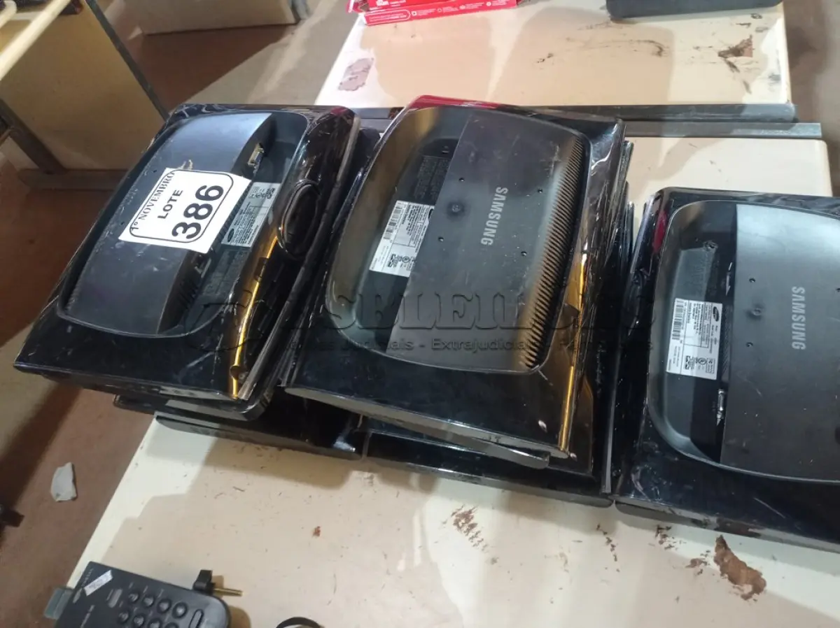 LOTE 386 - 10 MONITORES MARCAS E MODELOS DIVERSOS PARA RETIRADA DE PEÇAS. (NO ESTADO) ATENÇÃO! FAZER A VISITAÇÃO ANTES DE ARREMATAR, NÃO SABEMOS SE FUNCIONA. LEILÃO NÃO TEM GARANTIA E NEM DEVOLUÇÃO, SUJEITO A POSSÍVEIS AVARIAS VISÍVEIS/OCULTAS E/OU AUSÊNCIA DE COMPONENTES.