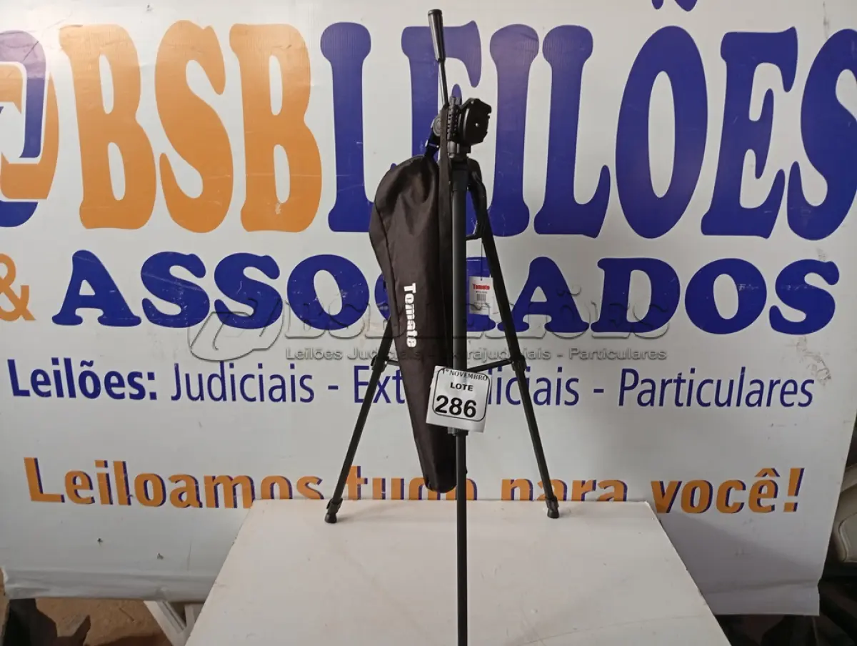 LOTE 286 - 01 TRIPÉ P/ CÂMERA MARCA TOMATE MTG-3016. (NO ESTADO) ATENÇÃO! FAZER A VISITAÇÃO ANTES DE ARREMATAR, NÃO SABEMOS SE FUNCIONA. LEILÃO NÃO TEM GARANTIA E NEM DEVOLUÇÃO, SUJEITO A POSSÍVEIS AVARIAS VISÍVEIS/OCULTAS E/OU AUSÊNCIA DE COMPONENTES.