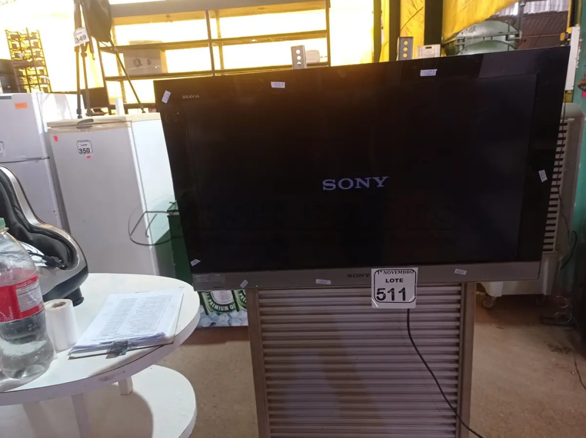 LOTE 511 - 01 TV MARCA SONY 32”. (NO ESTADO) ATENÇÃO! FAZER A VISITAÇÃO ANTES DE ARREMATAR, NÃO SABEMOS SE FUNCIONA. LEILÃO NÃO TEM GARANTIA E NEM DEVOLUÇÃO, SUJEITO A POSSÍVEIS AVARIAS VISÍVEIS/OCULTAS E/OU AUSÊNCIA DE COMPONENTES.