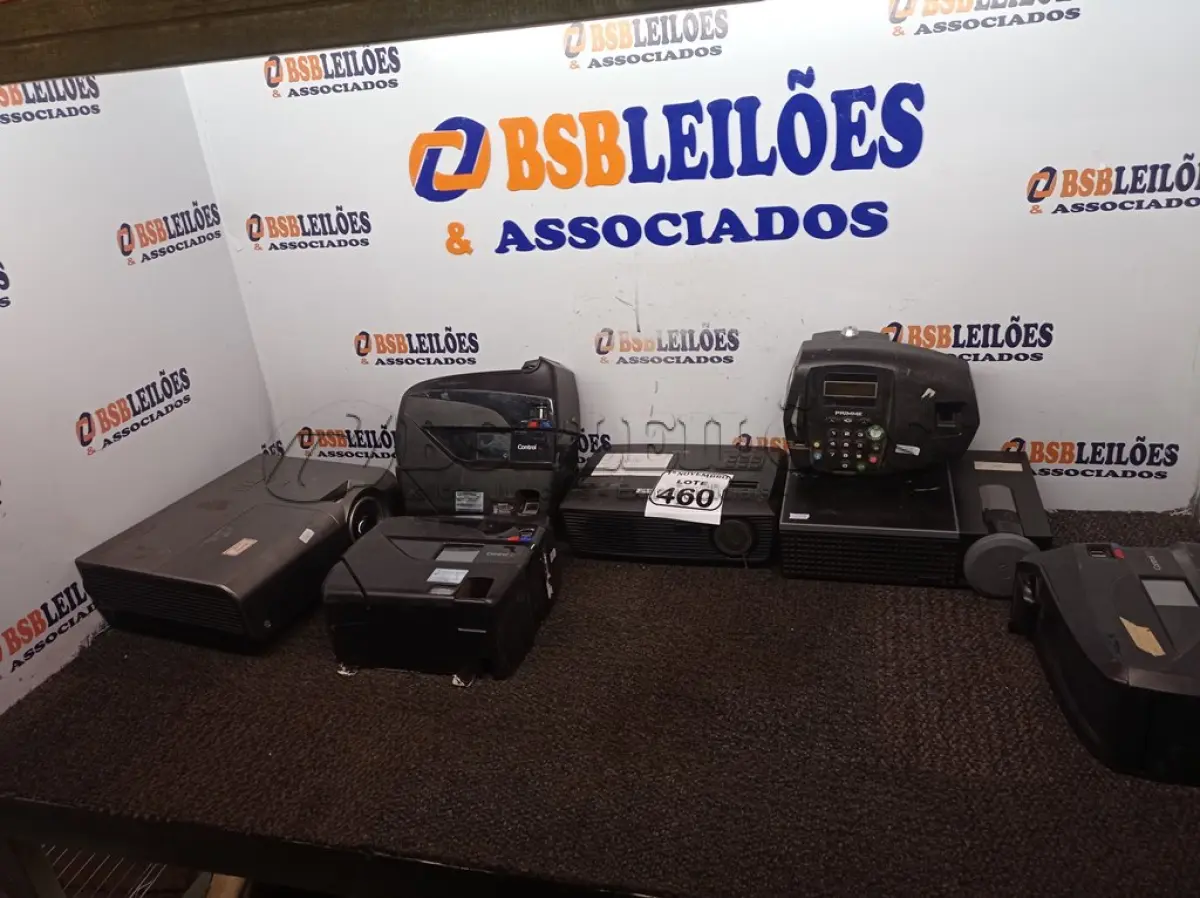 LOTE 460 - 03 PROJETORES MULTIMIDIA MARCAS E MODELOS DIVERSOS. (NO ESTADO) ATENÇÃO! FAZER A VISITAÇÃO ANTES DE ARREMATAR, NÃO SABEMOS SE FUNCIONA. LEILÃO NÃO TEM GARANTIA E NEM DEVOLUÇÃO, SUJEITO A POSSÍVEIS AVARIAS VISÍVEIS/OCULTAS E/OU AUSÊNCIA DE COMPONENTES.