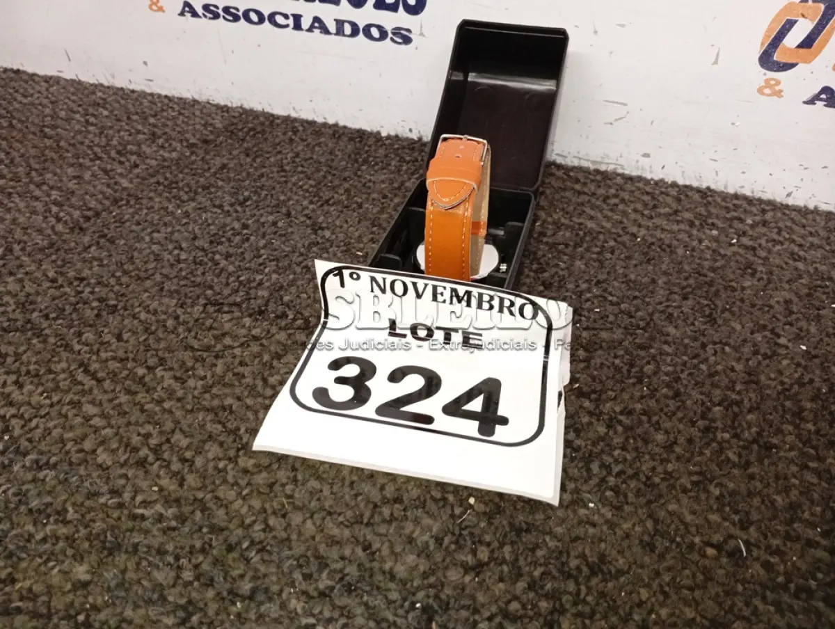 LOTE 324 - 01 RELÓGIO DE PULSO. (NO ESTADO) ATENÇÃO! FAZER A VISITAÇÃO ANTES DE ARREMATAR, NÃO SABEMOS SE FUNCIONA. LEILÃO NÃO TEM GARANTIA E NEM DEVOLUÇÃO, SUJEITO A POSSÍVEIS AVARIAS VISÍVEIS/OCULTAS E/OU AUSÊNCIA DE COMPONENTES.
