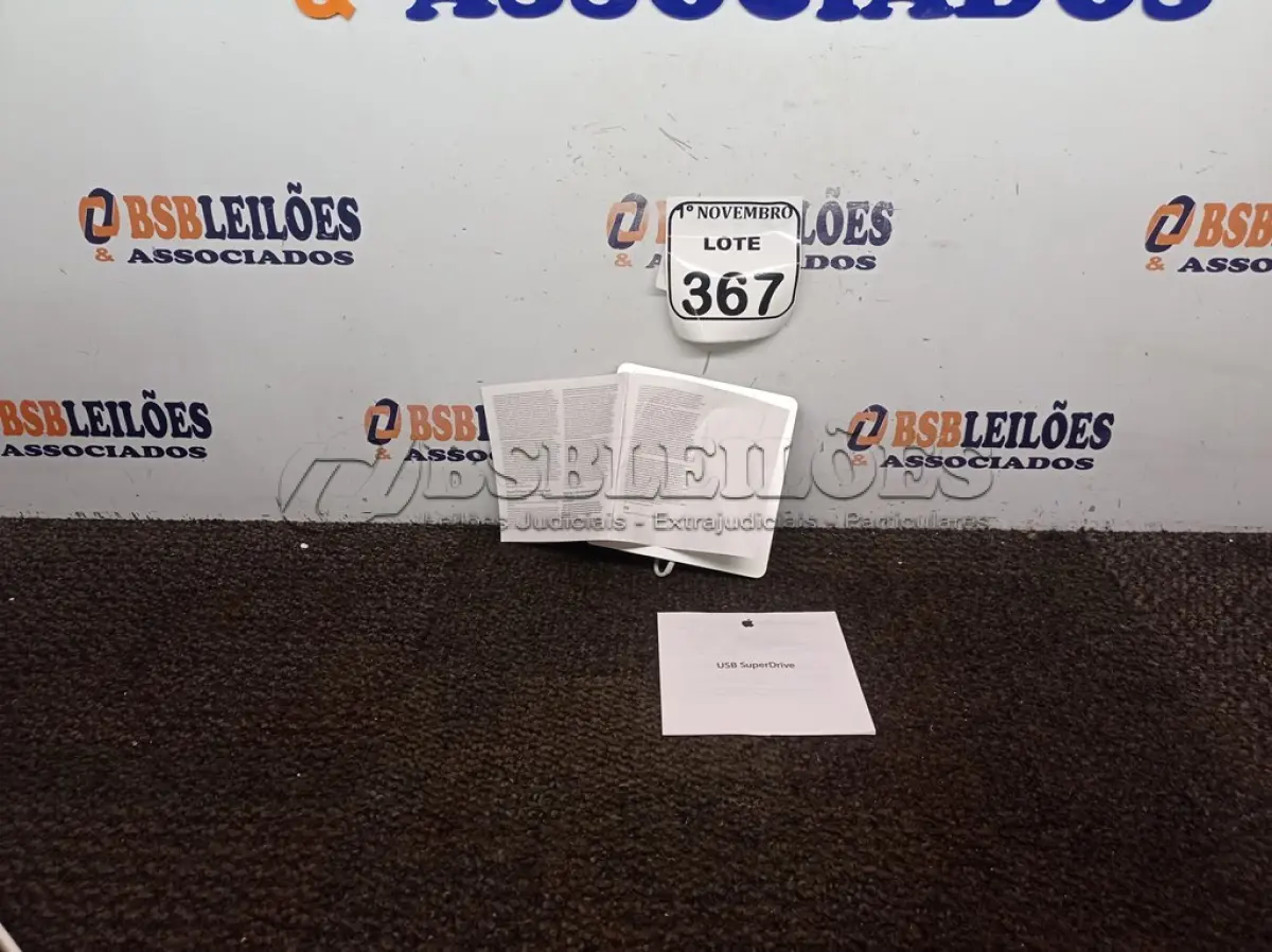 LOTE 367 - 01 USB SUPERDRIVE MARCA APPLE. (NO ESTADO) ATENÇÃO! FAZER A VISITAÇÃO ANTES DE ARREMATAR, NÃO SABEMOS SE FUNCIONA. LEILÃO NÃO TEM GARANTIA E NEM DEVOLUÇÃO, SUJEITO A POSSÍVEIS AVARIAS VISÍVEIS/OCULTAS E/OU AUSÊNCIA DE COMPONENTES.