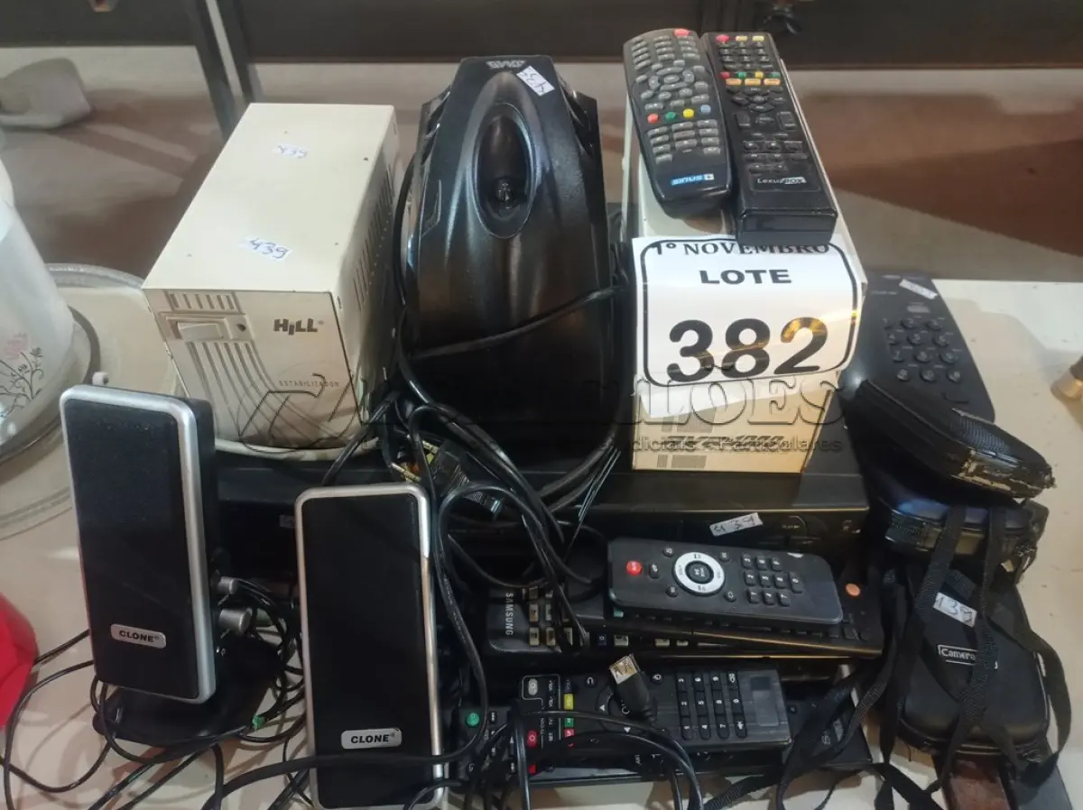 LOTE 382 - 01 VíDEO CASSETE, 03 ESTABILIZADORES, 03 MAQUINAS FOTOGRÁFICAS, 01 APARELHO DE TELEFONE E DIVERSOS CONTROLES REMOTOS MARCAS E MODELOS DIVERSOS.  (NO ESTADO) ATENÇÃO! FAZER A VISITAÇÃO ANTES DE ARREMATAR, NÃO SABEMOS SE FUNCIONA. LEILÃO NÃO TEM GARANTIA E NEM DEVOLUÇÃO, SUJEITO A POSSÍVEIS AVARIAS VISÍVEIS/OCULTAS E/OU AUSÊNCIA DE COMPONENTES.