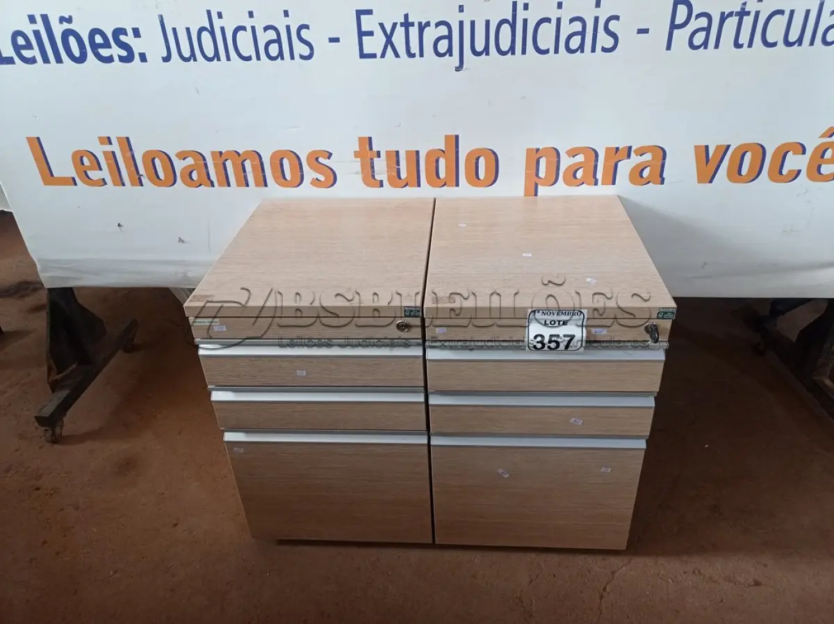 LOTE 357 - 02 GAVETEIROS COM 03 GAVETAS CADA. (NO ESTADO) ATENÇÃO! FAZER A VISITAÇÃO ANTES DE ARREMATAR, NÃO SABEMOS SE FUNCIONA. LEILÃO NÃO TEM GARANTIA E NEM DEVOLUÇÃO, SUJEITO A POSSÍVEIS AVARIAS VISÍVEIS/OCULTAS E/OU AUSÊNCIA DE COMPONENTES.