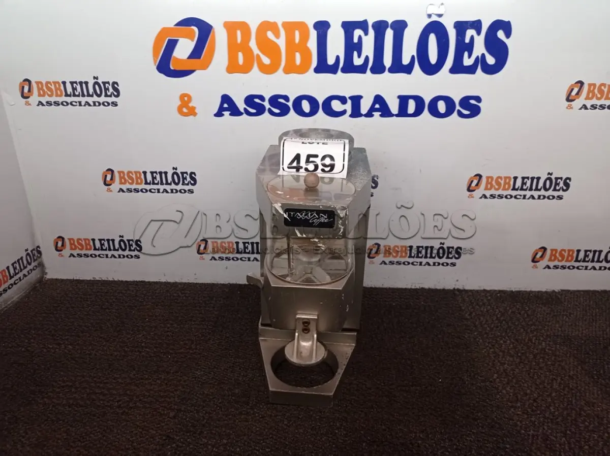 LOTE 459 - 01 MOEDOR DE GRÃO DE CAFÉ INCOMPLETO. (NO ESTADO) ATENÇÃO! FAZER A VISITAÇÃO ANTES DE ARREMATAR, NÃO SABEMOS SE FUNCIONA. LEILÃO NÃO TEM GARANTIA E NEM DEVOLUÇÃO, SUJEITO A POSSÍVEIS AVARIAS VISÍVEIS/OCULTAS E/OU AUSÊNCIA DE COMPONENTES.