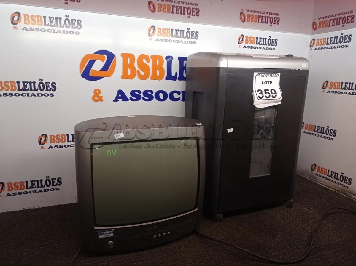 LOTE 359 - 01 FRAGMENTADORA DE PAPEL MARCA VIPBRAZIL E 01 TV DE TUBO MARCA PHILIPS. (NO ESTADO) ATENÇÃO! FAZER A VISITAÇÃO ANTES DE ARREMATAR, NÃO SABEMOS SE FUNCIONA. LEILÃO NÃO TEM GARANTIA E NEM DEVOLUÇÃO, SUJEITO A POSSÍVEIS AVARIAS VISÍVEIS/OCULTAS E/OU AUSÊNCIA DE COMPONENTES.