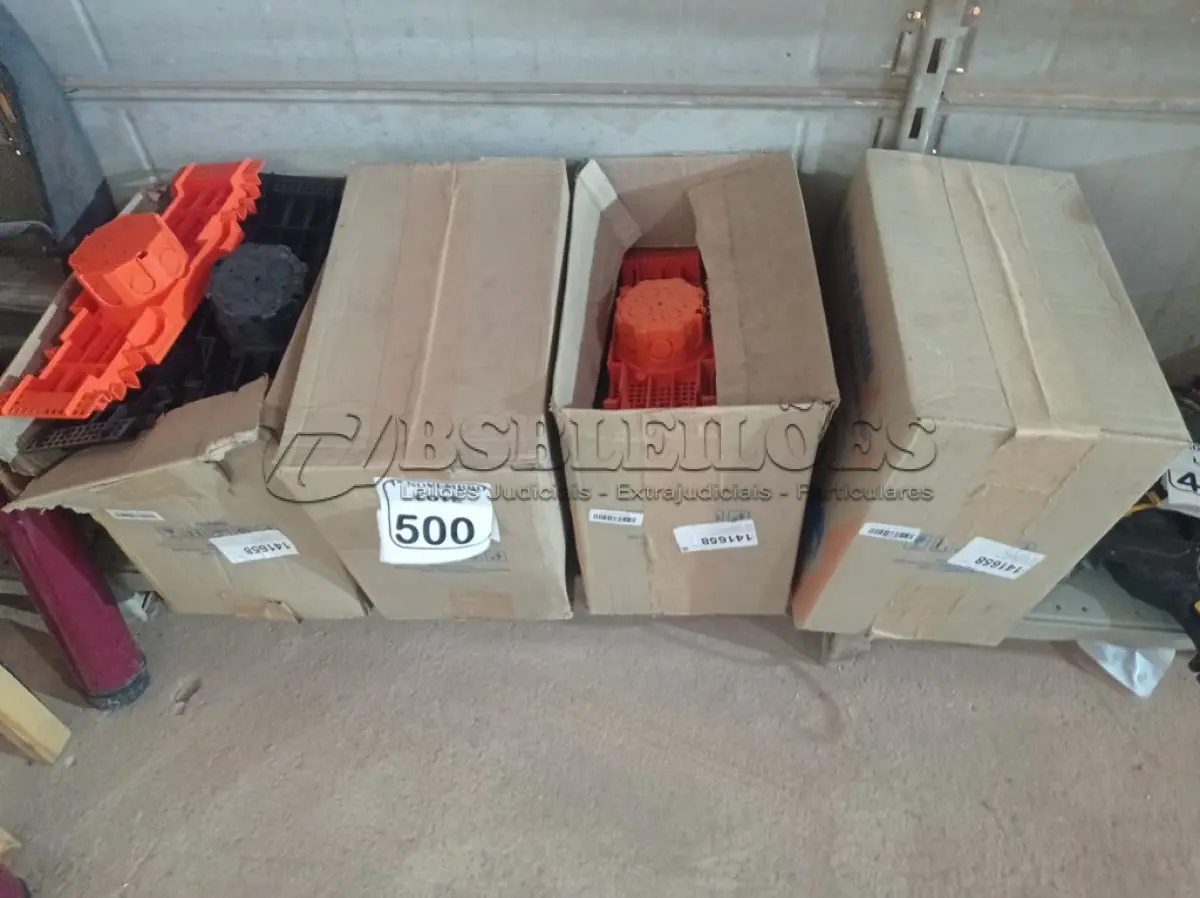 LOTE 500 - 04 CAIXAS DE LUZ OCTOGONAL. (NO ESTADO) ATENÇÃO! FAZER A VISITAÇÃO ANTES DE ARREMATAR, NÃO SABEMOS SE FUNCIONA. LEILÃO NÃO TEM GARANTIA E NEM DEVOLUÇÃO, SUJEITO A POSSÍVEIS AVARIAS VISÍVEIS/OCULTAS E/OU AUSÊNCIA DE COMPONENTES.