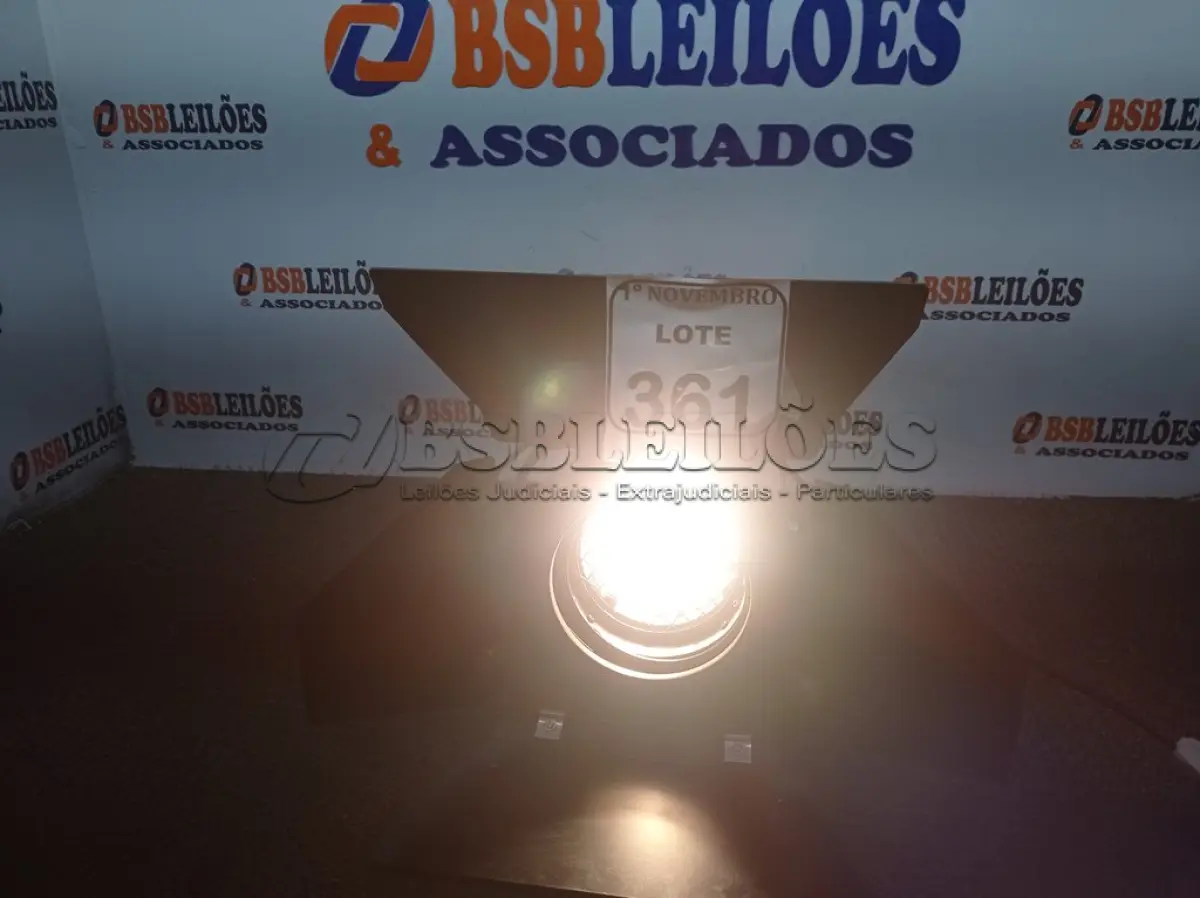 LOTE 361 - 01 LUMINÁRIA P/ESTÚDIO. (NO ESTADO) ATENÇÃO! FAZER A VISITAÇÃO ANTES DE ARREMATAR, NÃO SABEMOS SE FUNCIONA. LEILÃO NÃO TEM GARANTIA E NEM DEVOLUÇÃO, SUJEITO A POSSÍVEIS AVARIAS VISÍVEIS/OCULTAS E/OU AUSÊNCIA DE COMPONENTES.