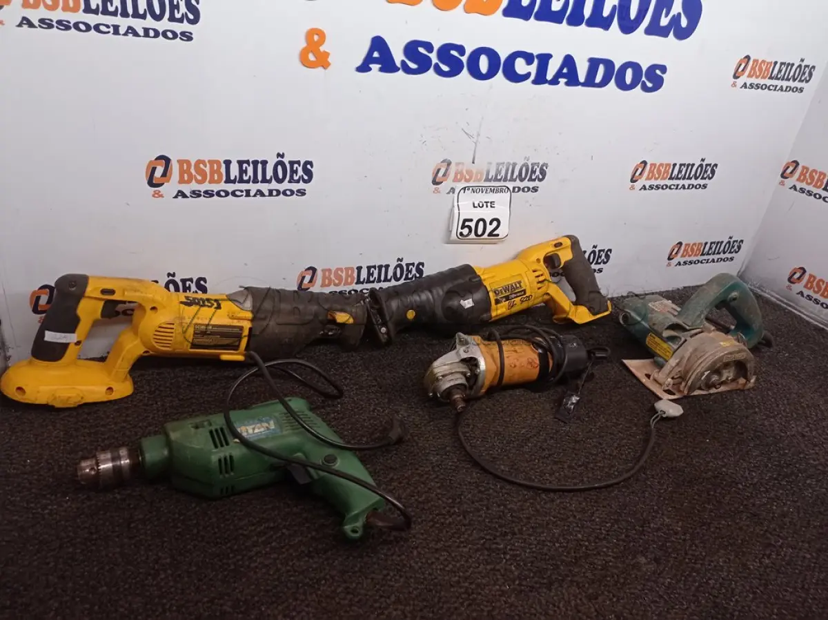 LOTE 502 - 02 SERRAS SABRE MARCA DEWALT MODELO DC385-BR S/BATERIA, 01 LIXADEIRA, 01 FURADEIRA E 01 MAKITA P/RETIRADA DE PEÇAS. (NO ESTADO) ATENÇÃO! FAZER A VISITAÇÃO ANTES DE ARREMATAR, NÃO SABEMOS SE FUNCIONA. LEILÃO NÃO TEM GARANTIA E NEM DEVOLUÇÃO, SUJEITO A POSSÍVEIS AVARIAS VISÍVEIS/OCULTAS E/OU AUSÊNCIA DE COMPONENTES.