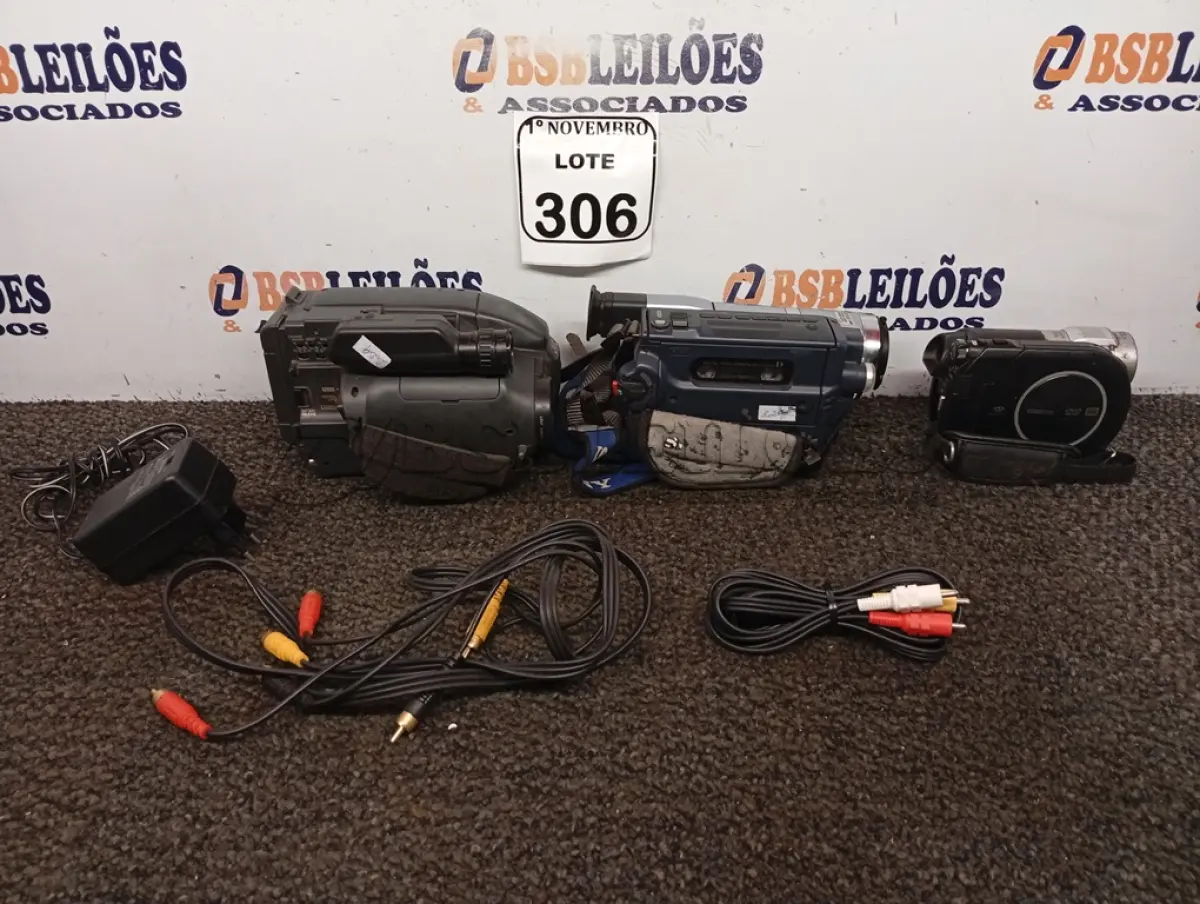 LOTE 306 - 03 FILMADORAS DIGITAIS MARCAS E MODELOS DIVERSOS. (NO ESTADO) ATENÇÃO! FAZER A VISITAÇÃO ANTES DE ARREMATAR, NÃO SABEMOS SE FUNCIONA. LEILÃO NÃO TEM GARANTIA E NEM DEVOLUÇÃO, SUJEITO A POSSÍVEIS AVARIAS VISÍVEIS/OCULTAS E/OU AUSÊNCIA DE COMPONENTES.