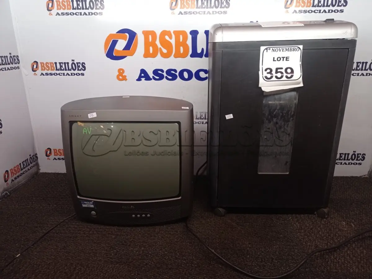 LOTE 359 - 01 FRAGMENTADORA DE PAPEL MARCA VIPBRAZIL E 01 TV DE TUBO MARCA PHILIPS. (NO ESTADO) ATENÇÃO! FAZER A VISITAÇÃO ANTES DE ARREMATAR, NÃO SABEMOS SE FUNCIONA. LEILÃO NÃO TEM GARANTIA E NEM DEVOLUÇÃO, SUJEITO A POSSÍVEIS AVARIAS VISÍVEIS/OCULTAS E/OU AUSÊNCIA DE COMPONENTES.