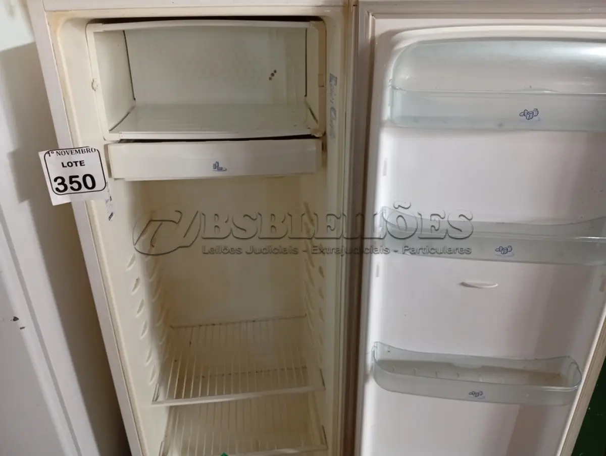 LOTE 350 - 01 GELADEIRA ELECTROLUX 220V. (NO ESTADO) ATENÇÃO! FAZER A VISITAÇÃO ANTES DE ARREMATAR, NÃO SABEMOS SE FUNCIONA. LEILÃO NÃO TEM GARANTIA E NEM DEVOLUÇÃO, SUJEITO A POSSÍVEIS AVARIAS VISÍVEIS/OCULTAS E/OU AUSÊNCIA DE COMPONENTES.
