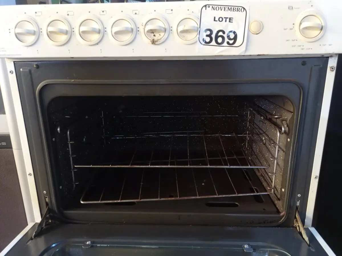 LOTE 369 - 01 FOGÃO A GÁS 06 BOCAS MARCA BRASTEMP. (NO ESTADO) ATENÇÃO! FAZER A VISITAÇÃO ANTES DE ARREMATAR, NÃO SABEMOS SE FUNCIONA. LEILÃO NÃO TEM GARANTIA E NEM DEVOLUÇÃO, SUJEITO A POSSÍVEIS AVARIAS VISÍVEIS/OCULTAS E/OU AUSÊNCIA DE COMPONENTES.