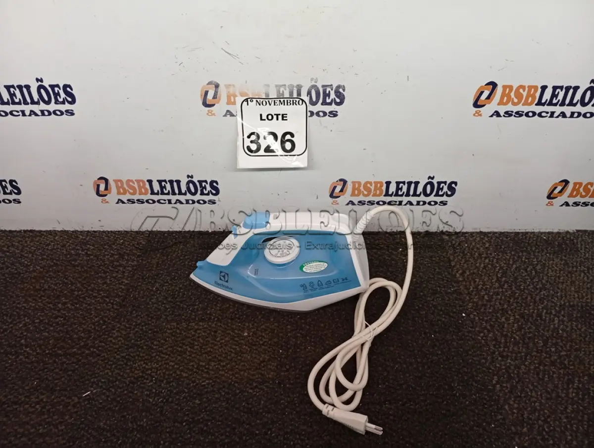 LOTE 326 - 01 FERRO A VAPOR P/ PASSAR ROUPAS ELECTROLUX COR BRANCA C/AZUL (NOVO). (NO ESTADO) ATENÇÃO! FAZER A VISITAÇÃO ANTES DE ARREMATAR, NÃO SABEMOS SE FUNCIONA. LEILÃO NÃO TEM GARANTIA E NEM DEVOLUÇÃO, SUJEITO A POSSÍVEIS AVARIAS VISÍVEIS/OCULTAS E/OU AUSÊNCIA DE COMPONENTES.