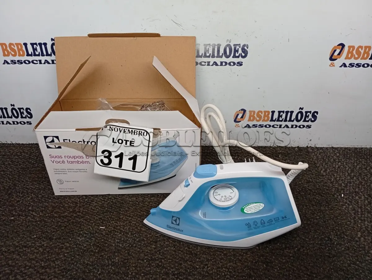 LOTE 311 - 01 FERRO A VAPOR DE PASSAR ROUPAS ELECTROLUX COR BRANCA C/ AZUL (NOVO). (NO ESTADO) ATENÇÃO! FAZER A VISITAÇÃO ANTES DE ARREMATAR, NÃO SABEMOS SE FUNCIONA. LEILÃO NÃO TEM GARANTIA E NEM DEVOLUÇÃO, SUJEITO A POSSÍVEIS AVARIAS VISÍVEIS/OCULTAS E/OU AUSÊNCIA DE COMPONENTES.