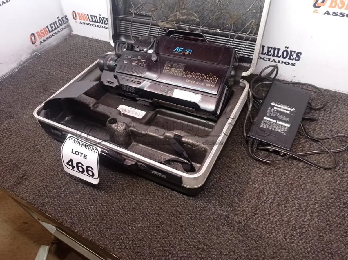 LOTE 466 - 01 FILMADORA PANASONIC. (NO ESTADO) ATENÇÃO! FAZER A VISITAÇÃO ANTES DE ARREMATAR, NÃO SABEMOS SE FUNCIONA. LEILÃO NÃO TEM GARANTIA E NEM DEVOLUÇÃO, SUJEITO A POSSÍVEIS AVARIAS VISÍVEIS/OCULTAS E/OU AUSÊNCIA DE COMPONENTES.