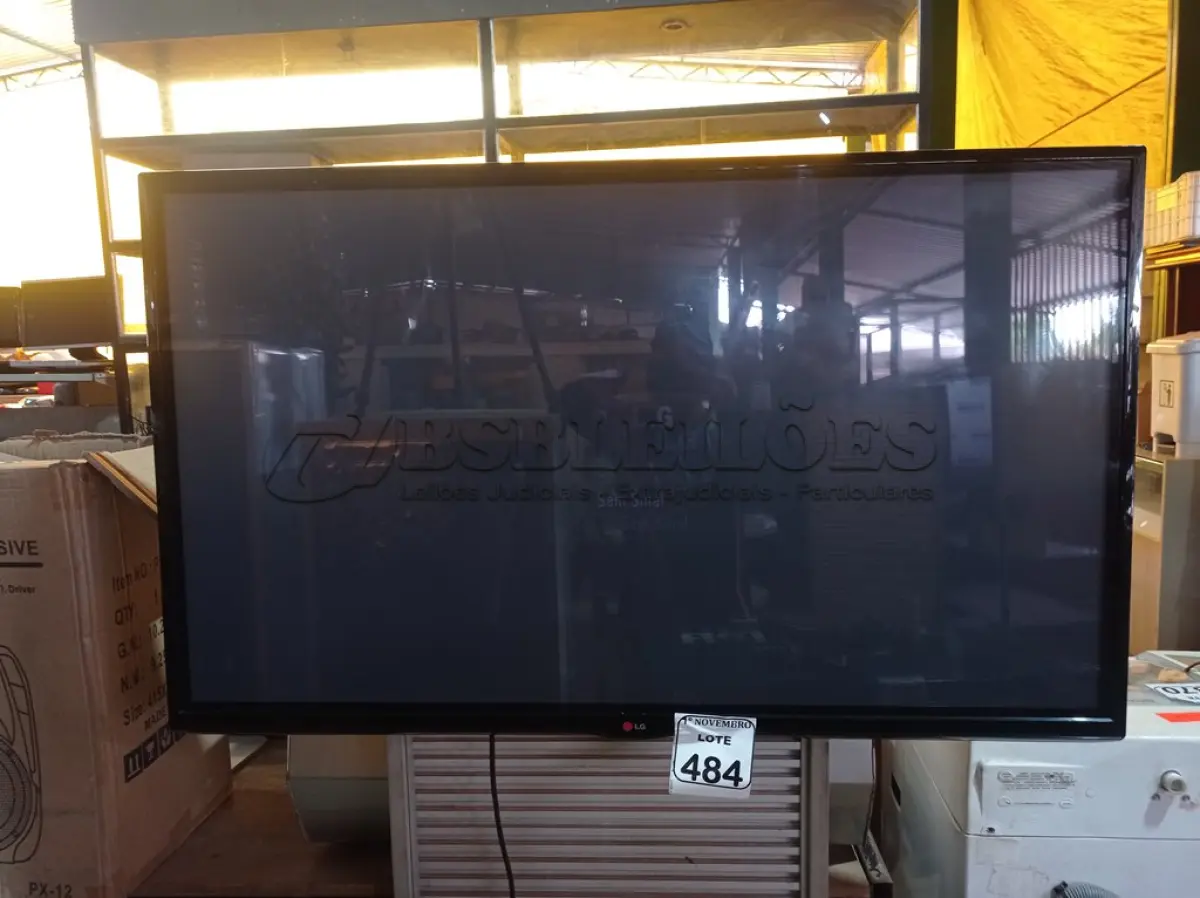 LOTE 484 - 01 TV MARCA LG 50”. (NO ESTADO) ATENÇÃO! FAZER A VISITAÇÃO ANTES DE ARREMATAR, NÃO SABEMOS SE FUNCIONA. LEILÃO NÃO TEM GARANTIA E NEM DEVOLUÇÃO, SUJEITO A POSSÍVEIS AVARIAS VISÍVEIS/OCULTAS E/OU AUSÊNCIA DE COMPONENTES.