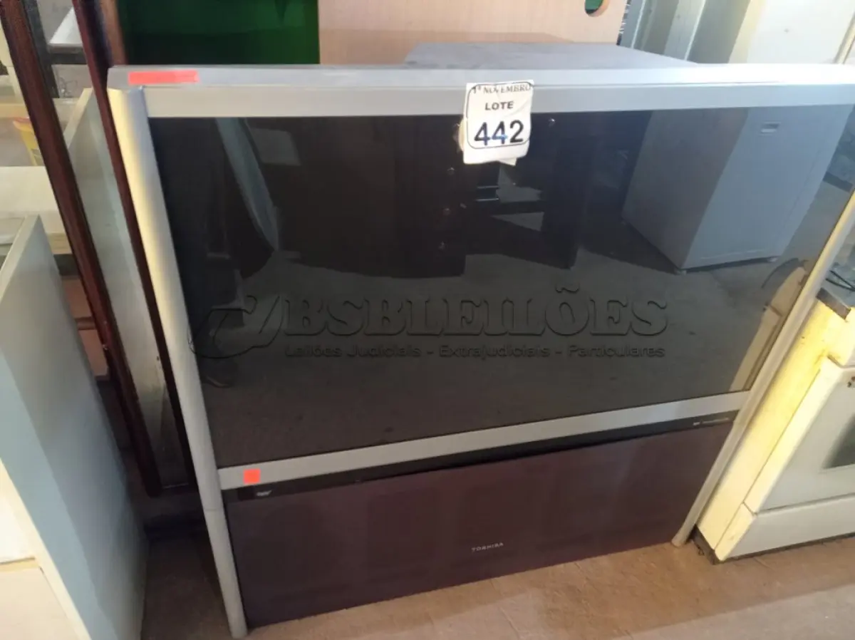 LOTE 442 - 01 TV DE TUBO ANTIGA MARCA TOSHIBA. (NO ESTADO) ATENÇÃO! FAZER A VISITAÇÃO ANTES DE ARREMATAR, NÃO SABEMOS SE FUNCIONA. LEILÃO NÃO TEM GARANTIA E NEM DEVOLUÇÃO, SUJEITO A POSSÍVEIS AVARIAS VISÍVEIS/OCULTAS E/OU AUSÊNCIA DE COMPONENTES.