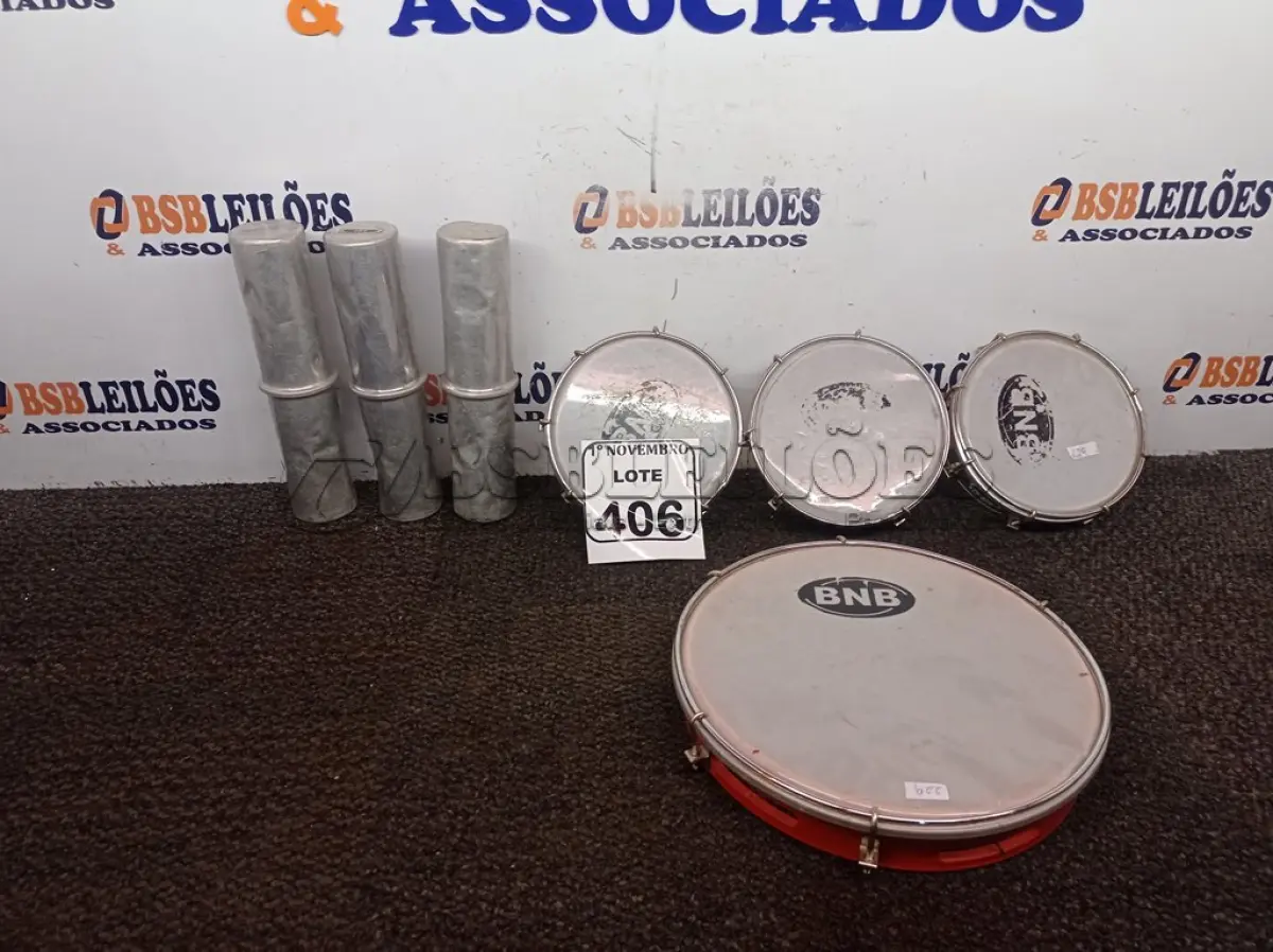 LOTE 406 - 01 LOTE C/DIVERSOS INSTRUMENTOS MUSICAIS. (NO ESTADO) ATENÇÃO! FAZER A VISITAÇÃO ANTES DE ARREMATAR, NÃO SABEMOS SE FUNCIONA. LEILÃO NÃO TEM GARANTIA E NEM DEVOLUÇÃO, SUJEITO A POSSÍVEIS AVARIAS VISÍVEIS/OCULTAS E/OU AUSÊNCIA DE COMPONENTES.