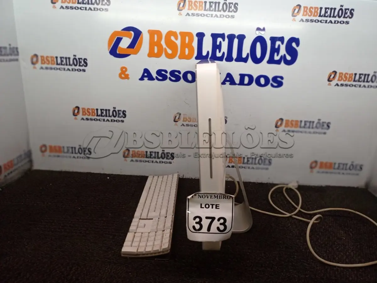 LOTE 373 - 01 ALL IN ONE IMAC C/TECLADO. (NO ESTADO) ATENÇÃO! FAZER A VISITAÇÃO ANTES DE ARREMATAR, NÃO SABEMOS SE FUNCIONA. LEILÃO NÃO TEM GARANTIA E NEM DEVOLUÇÃO, SUJEITO A POSSÍVEIS AVARIAS VISÍVEIS/OCULTAS E/OU AUSÊNCIA DE COMPONENTES.