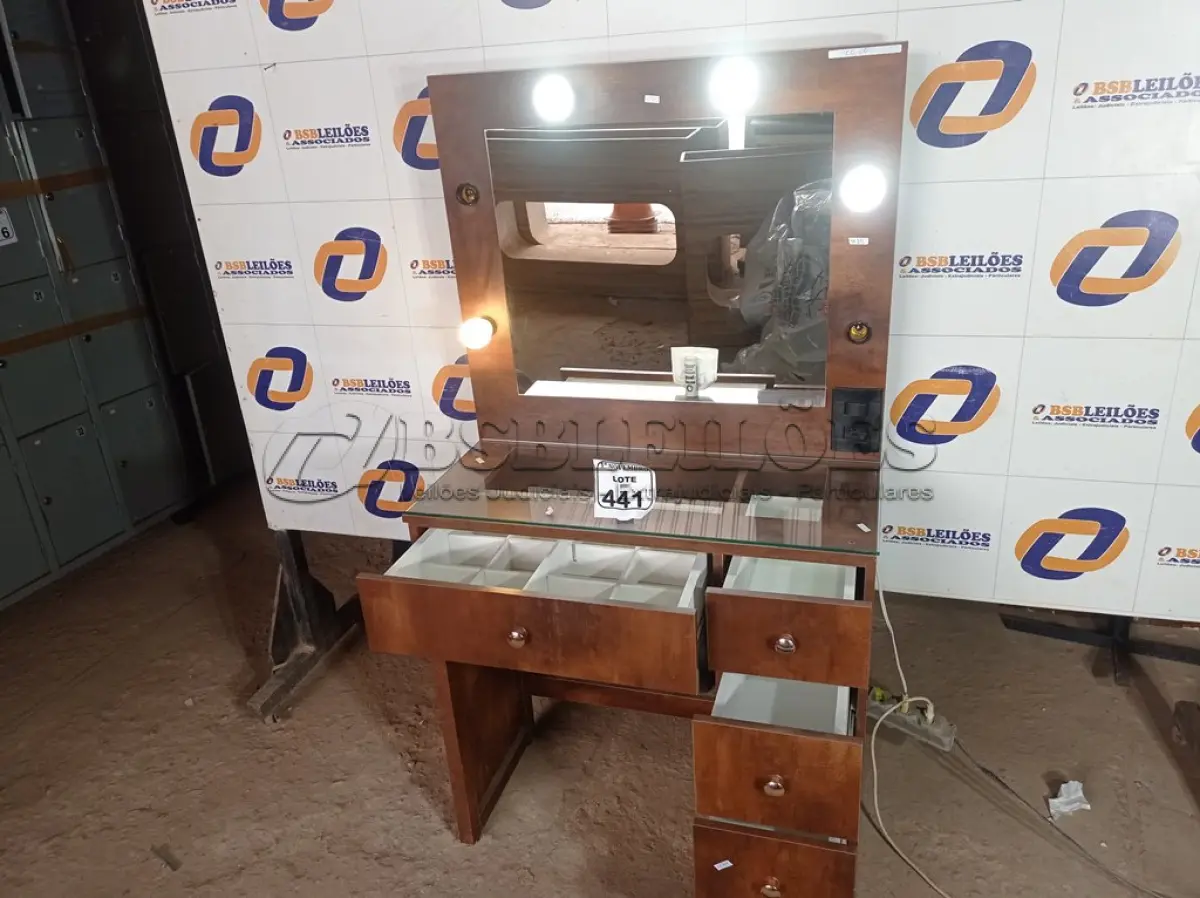 LOTE 441 - 01 PENTEADEIRA C/ESPELHO 05 GAVETAS. (NO ESTADO) ATENÇÃO! FAZER A VISITAÇÃO ANTES DE ARREMATAR, NÃO SABEMOS SE FUNCIONA. LEILÃO NÃO TEM GARANTIA E NEM DEVOLUÇÃO, SUJEITO A POSSÍVEIS AVARIAS VISÍVEIS/OCULTAS E/OU AUSÊNCIA DE COMPONENTES.