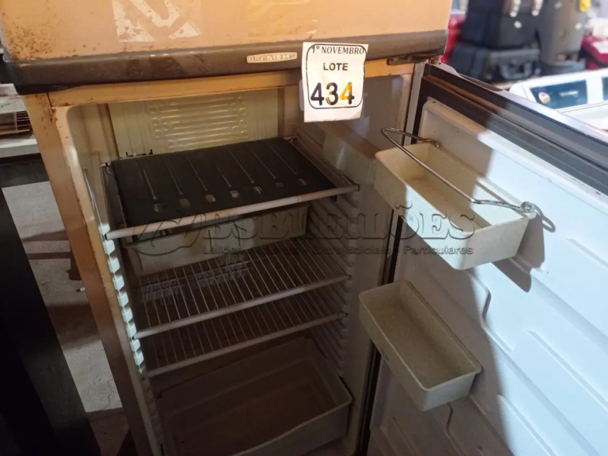 LOTE 434 - 01 GELADEIRA BRASTEMP 220V. (NO ESTADO) ATENÇÃO! FAZER A VISITAÇÃO ANTES DE ARREMATAR, NÃO SABEMOS SE FUNCIONA. LEILÃO NÃO TEM GARANTIA E NEM DEVOLUÇÃO, SUJEITO A POSSÍVEIS AVARIAS VISÍVEIS/OCULTAS E/OU AUSÊNCIA DE COMPONENTES.
