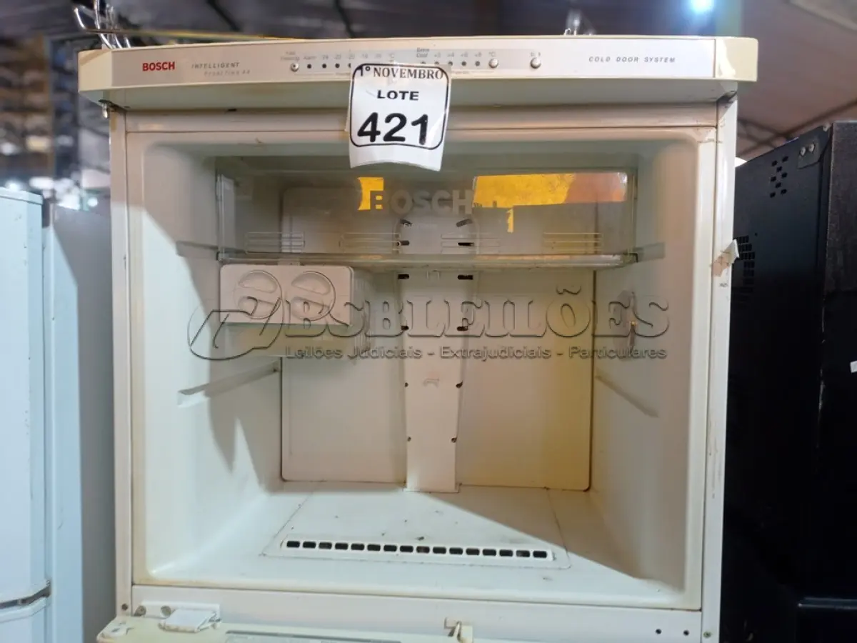 LOTE 421 - 01 GELADEIRA MARCA BOSCH P/RETIRADA DE PEÇAS. (NO ESTADO) ATENÇÃO! FAZER A VISITAÇÃO ANTES DE ARREMATAR, NÃO SABEMOS SE FUNCIONA. LEILÃO NÃO TEM GARANTIA E NEM DEVOLUÇÃO, SUJEITO A POSSÍVEIS AVARIAS VISÍVEIS/OCULTAS E/OU AUSÊNCIA DE COMPONENTES.