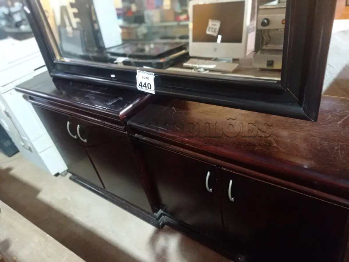 LOTE 440 - 01 APARADOR PARA SALA C/ ESPELHO. (NO ESTADO) ATENÇÃO! FAZER A VISITAÇÃO ANTES DE ARREMATAR, NÃO SABEMOS SE FUNCIONA. LEILÃO NÃO TEM GARANTIA E NEM DEVOLUÇÃO, SUJEITO A POSSÍVEIS AVARIAS VISÍVEIS/OCULTAS E/OU AUSÊNCIA DE COMPONENTES.