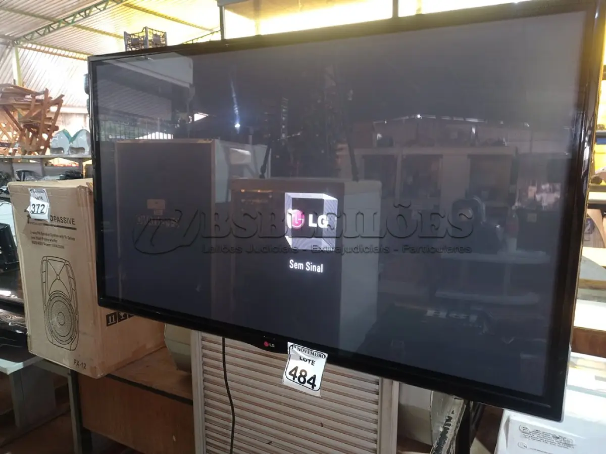 LOTE 484 - 01 TV MARCA LG 50”. (NO ESTADO) ATENÇÃO! FAZER A VISITAÇÃO ANTES DE ARREMATAR, NÃO SABEMOS SE FUNCIONA. LEILÃO NÃO TEM GARANTIA E NEM DEVOLUÇÃO, SUJEITO A POSSÍVEIS AVARIAS VISÍVEIS/OCULTAS E/OU AUSÊNCIA DE COMPONENTES.