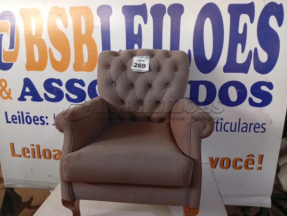LOTE 269 - 01 POLTRONA EM TECIDO. (NO ESTADO) ATENÇÃO! FAZER A VISITAÇÃO ANTES DE ARREMATAR, NÃO SABEMOS SE FUNCIONA. LEILÃO NÃO TEM GARANTIA E NEM DEVOLUÇÃO, SUJEITO A POSSÍVEIS AVARIAS VISÍVEIS/OCULTAS E/OU AUSÊNCIA DE COMPONENTES.