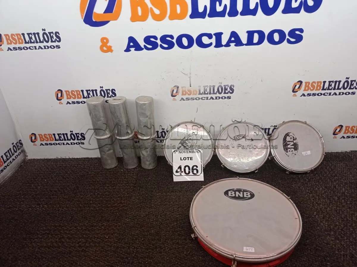 LOTE 406 - 01 LOTE C/DIVERSOS INSTRUMENTOS MUSICAIS. (NO ESTADO) ATENÇÃO! FAZER A VISITAÇÃO ANTES DE ARREMATAR, NÃO SABEMOS SE FUNCIONA. LEILÃO NÃO TEM GARANTIA E NEM DEVOLUÇÃO, SUJEITO A POSSÍVEIS AVARIAS VISÍVEIS/OCULTAS E/OU AUSÊNCIA DE COMPONENTES.