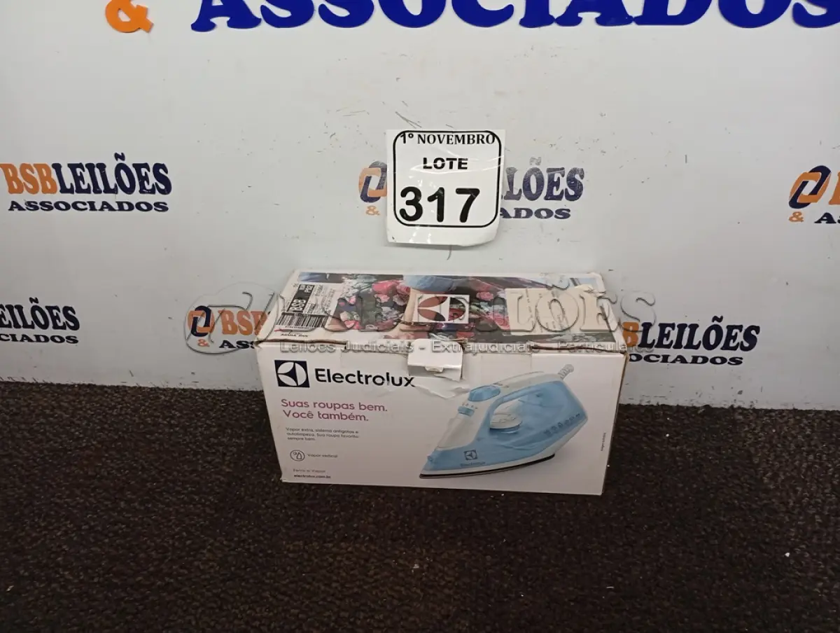 LOTE 317 - 01 FERRO A VAPOR P/ PASSAR ROUPAS ELECTROLUX COR BRANCA C/AZUL (NOVO). (NO ESTADO) ATENÇÃO! FAZER A VISITAÇÃO ANTES DE ARREMATAR, NÃO SABEMOS SE FUNCIONA. LEILÃO NÃO TEM GARANTIA E NEM DEVOLUÇÃO, SUJEITO A POSSÍVEIS AVARIAS VISÍVEIS/OCULTAS E/OU AUSÊNCIA DE COMPONENTES.
