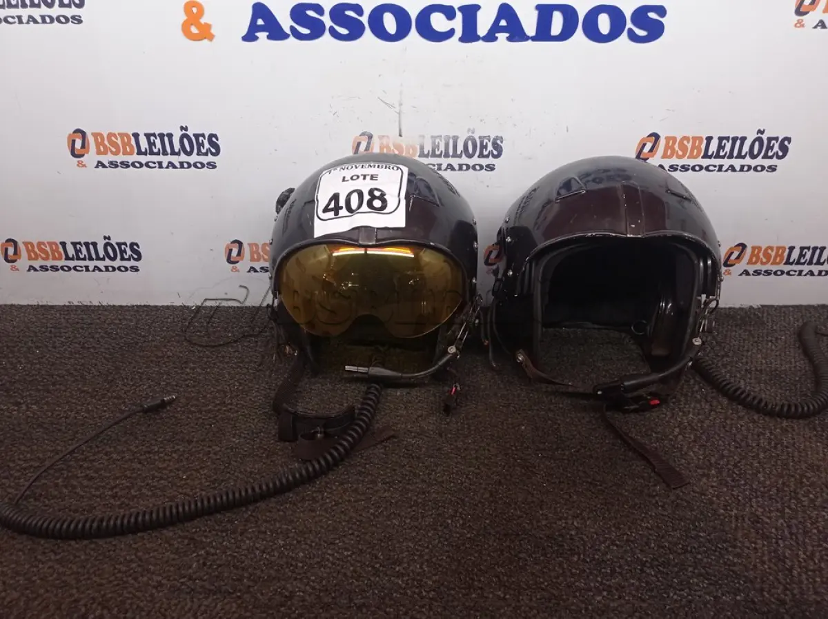 LOTE 408 - 02 CAPACETES DE PILOTO. (NO ESTADO) ATENÇÃO! FAZER A VISITAÇÃO ANTES DE ARREMATAR, NÃO SABEMOS SE FUNCIONA. LEILÃO NÃO TEM GARANTIA E NEM DEVOLUÇÃO, SUJEITO A POSSÍVEIS AVARIAS VISÍVEIS/OCULTAS E/OU AUSÊNCIA DE COMPONENTES.