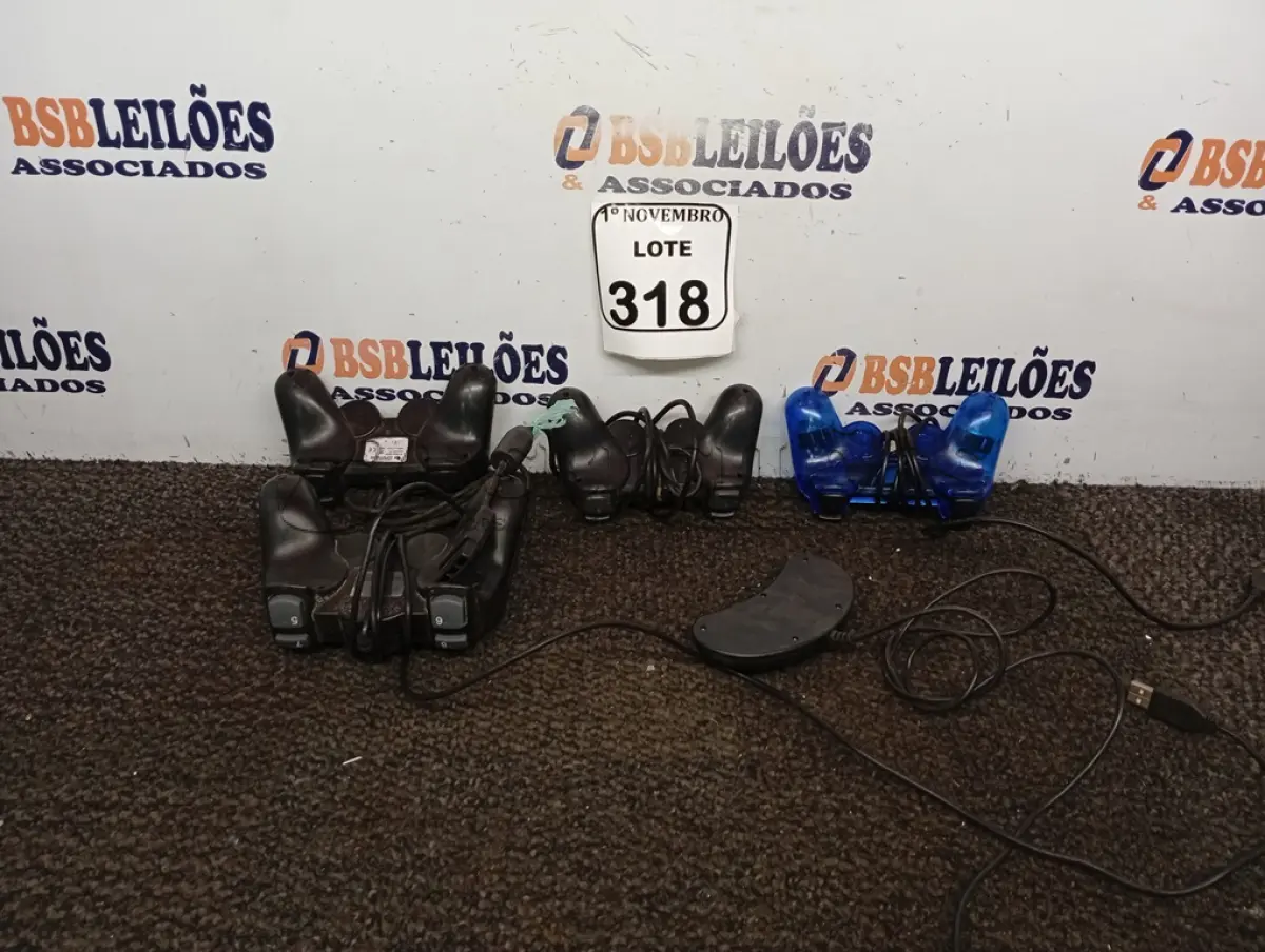 LOTE 318 - 05 JOYSTICKS DE GAMES MARCAS E MODELOS DIVERSOS. (NO ESTADO) ATENÇÃO! FAZER A VISITAÇÃO ANTES DE ARREMATAR, NÃO SABEMOS SE FUNCIONA. LEILÃO NÃO TEM GARANTIA E NEM DEVOLUÇÃO, SUJEITO A POSSÍVEIS AVARIAS VISÍVEIS/OCULTAS E/OU AUSÊNCIA DE COMPONENTES.