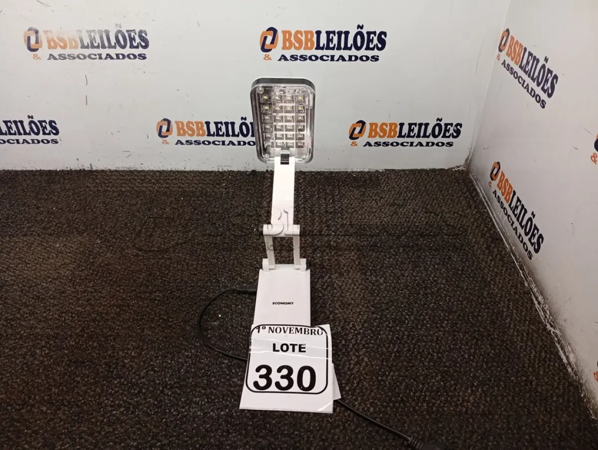 LOTE 330 - 01 ABAJUR DE MESA ECONOMY. (NO ESTADO) ATENÇÃO! FAZER A VISITAÇÃO ANTES DE ARREMATAR, NÃO SABEMOS SE FUNCIONA. LEILÃO NÃO TEM GARANTIA E NEM DEVOLUÇÃO, SUJEITO A POSSÍVEIS AVARIAS VISÍVEIS/OCULTAS E/OU AUSÊNCIA DE COMPONENTES.