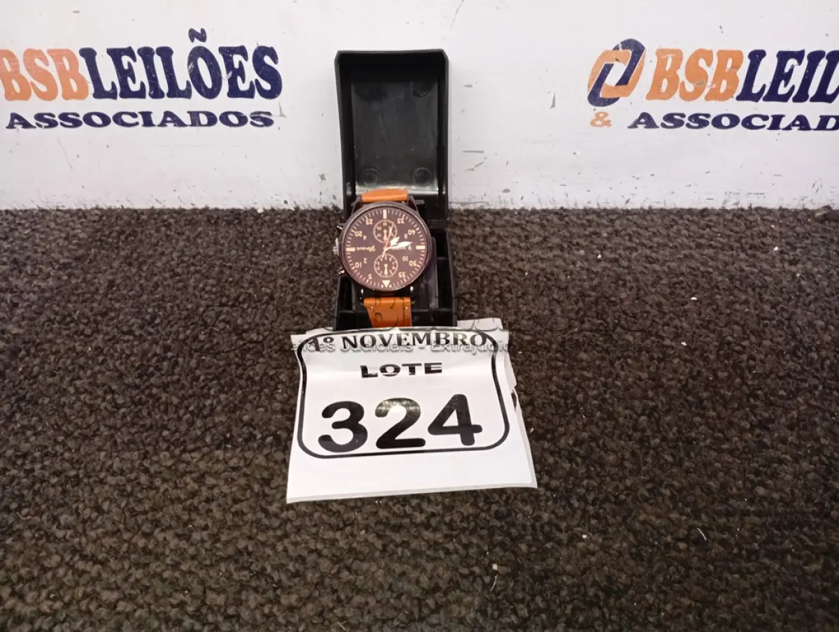 LOTE 324 - 01 RELÓGIO DE PULSO. (NO ESTADO) ATENÇÃO! FAZER A VISITAÇÃO ANTES DE ARREMATAR, NÃO SABEMOS SE FUNCIONA. LEILÃO NÃO TEM GARANTIA E NEM DEVOLUÇÃO, SUJEITO A POSSÍVEIS AVARIAS VISÍVEIS/OCULTAS E/OU AUSÊNCIA DE COMPONENTES.