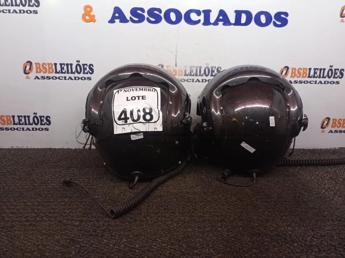 LOTE 408 - 02 CAPACETES DE PILOTO. (NO ESTADO) ATENÇÃO! FAZER A VISITAÇÃO ANTES DE ARREMATAR, NÃO SABEMOS SE FUNCIONA. LEILÃO NÃO TEM GARANTIA E NEM DEVOLUÇÃO, SUJEITO A POSSÍVEIS AVARIAS VISÍVEIS/OCULTAS E/OU AUSÊNCIA DE COMPONENTES.
