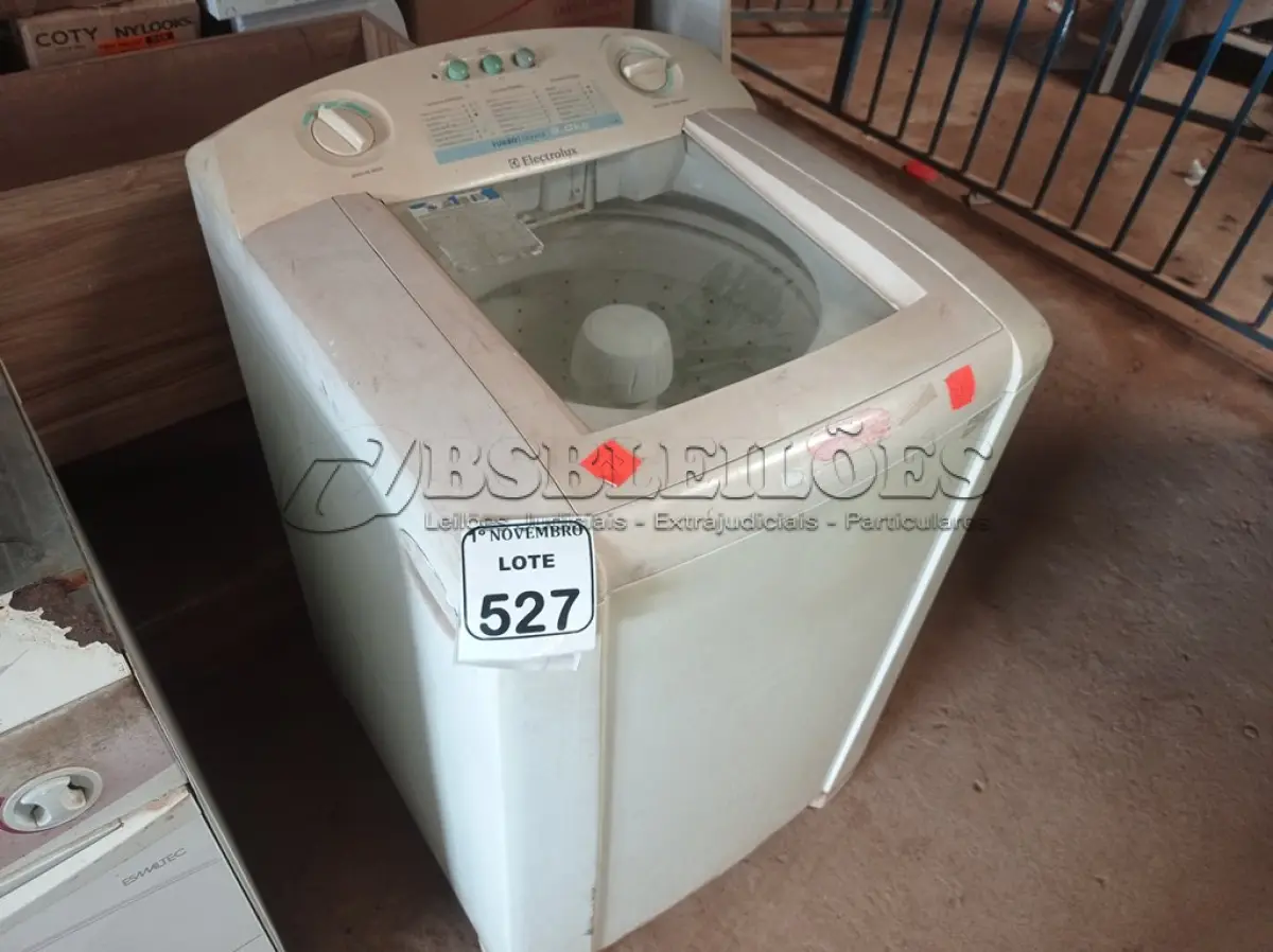 LOTE 527 - 01 MÁQUINA DE LAVAR ROUPAS ELECTROLUX 09KG. (NO ESTADO) ATENÇÃO! FAZER A VISITAÇÃO ANTES DE ARREMATAR, NÃO SABEMOS SE FUNCIONA. LEILÃO NÃO TEM GARANTIA E NEM DEVOLUÇÃO, SUJEITO A POSSÍVEIS AVARIAS VISÍVEIS/OCULTAS E/OU AUSÊNCIA DE COMPONENTES.