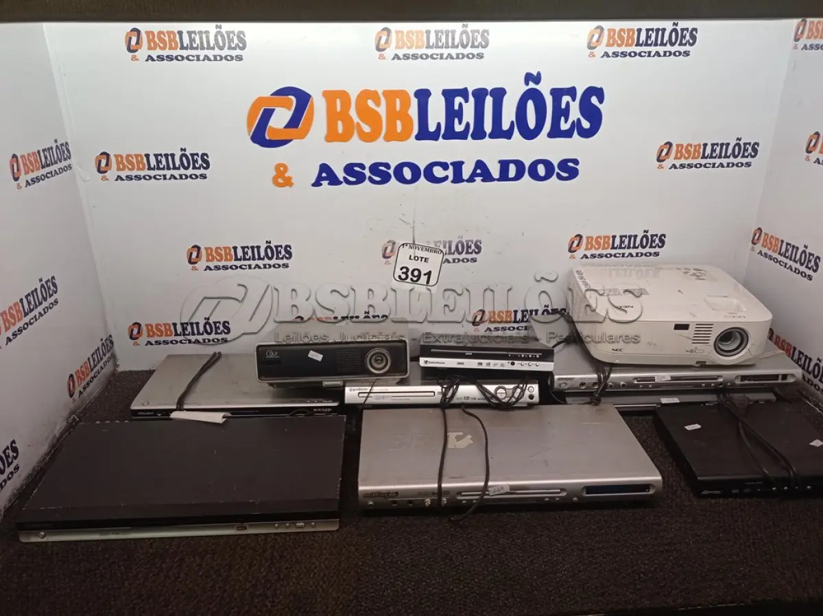 LOTE 391 - 02 PROJETORES MULTIMIDIA P/RETIRADA DE PEÇAS E DIVERSOS APARELHOS DVD MARCAS E MODELOS DIVERSOS. (NO ESTADO) ATENÇÃO! FAZER A VISITAÇÃO ANTES DE ARREMATAR, NÃO SABEMOS SE FUNCIONA. LEILÃO NÃO TEM GARANTIA E NEM DEVOLUÇÃO, SUJEITO A POSSÍVEIS AVARIAS VISÍVEIS/OCULTAS E/OU AUSÊNCIA DE COMPONENTES.