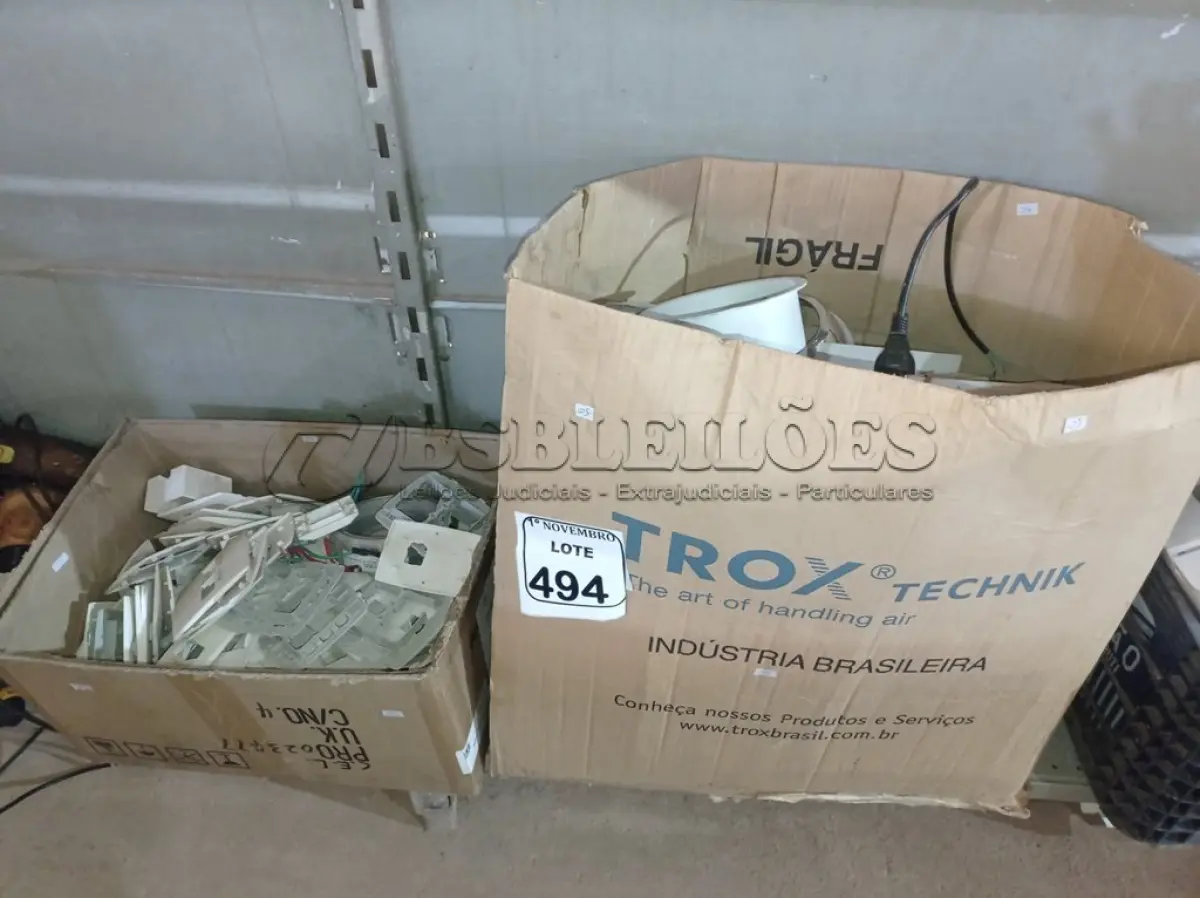 LOTE 494 - 01 LOTE C/GRANDE QUANTIDADE DE LUMINÁRIAS E MATERIAIS DIVERSOS. (NO ESTADO) ATENÇÃO! FAZER A VISITAÇÃO ANTES DE ARREMATAR, NÃO SABEMOS SE FUNCIONA. LEILÃO NÃO TEM GARANTIA E NEM DEVOLUÇÃO, SUJEITO A POSSÍVEIS AVARIAS VISÍVEIS/OCULTAS E/OU AUSÊNCIA DE COMPONENTES.