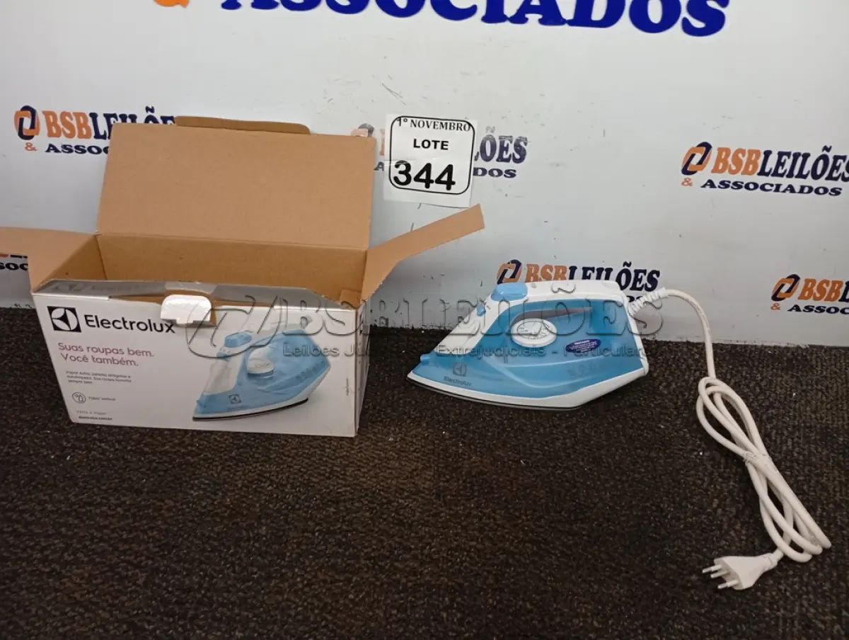 LOTE 344 - 01 FERRO A VAPOR P/ PASSAR ROUPAS ELECTROLUX COR BRANCA C/AZUL (NOVO). (NO ESTADO) ATENÇÃO! FAZER A VISITAÇÃO ANTES DE ARREMATAR, NÃO SABEMOS SE FUNCIONA. LEILÃO NÃO TEM GARANTIA E NEM DEVOLUÇÃO, SUJEITO A POSSÍVEIS AVARIAS VISÍVEIS/OCULTAS E/OU AUSÊNCIA DE COMPONENTES.