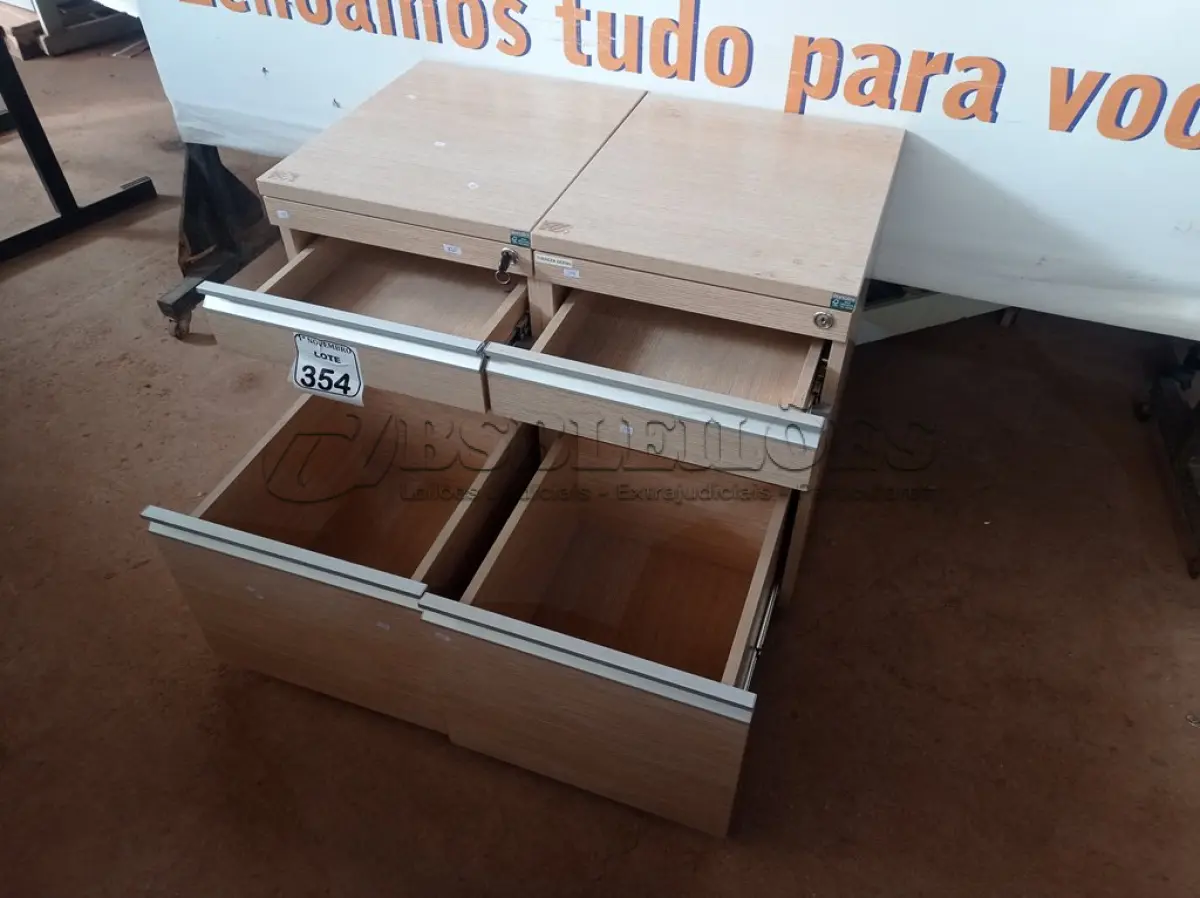 LOTE 354 - 02 GAVETEIROS COM 03 GAVETAS CADA. (NO ESTADO) ATENÇÃO! FAZER A VISITAÇÃO ANTES DE ARREMATAR, NÃO SABEMOS SE FUNCIONA. LEILÃO NÃO TEM GARANTIA E NEM DEVOLUÇÃO, SUJEITO A POSSÍVEIS AVARIAS VISÍVEIS/OCULTAS E/OU AUSÊNCIA DE COMPONENTES.