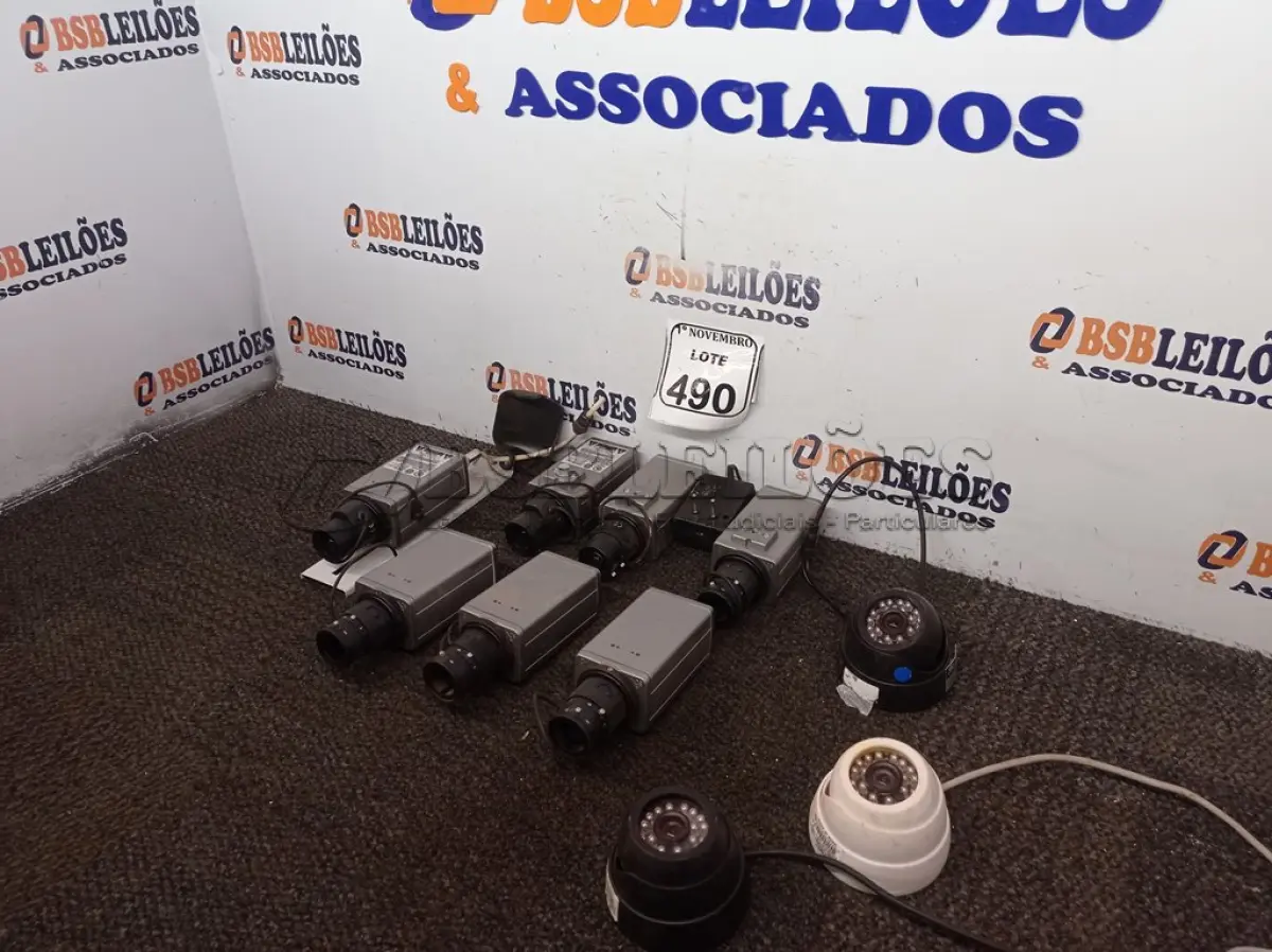 LOTE 490 - 10 CÂMERAS DE MONITORAMENTO MARCAS E MODELOS DIVERSOS. (NO ESTADO) ATENÇÃO! FAZER A VISITAÇÃO ANTES DE ARREMATAR, NÃO SABEMOS SE FUNCIONA. LEILÃO NÃO TEM GARANTIA E NEM DEVOLUÇÃO, SUJEITO A POSSÍVEIS AVARIAS VISÍVEIS/OCULTAS E/OU AUSÊNCIA DE COMPONENTES.
