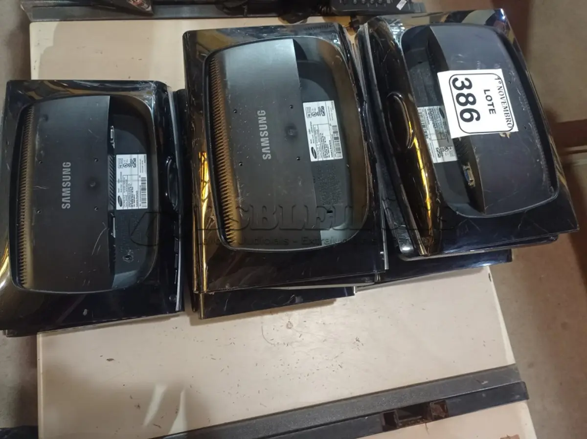 LOTE 386 - 10 MONITORES MARCAS E MODELOS DIVERSOS PARA RETIRADA DE PEÇAS. (NO ESTADO) ATENÇÃO! FAZER A VISITAÇÃO ANTES DE ARREMATAR, NÃO SABEMOS SE FUNCIONA. LEILÃO NÃO TEM GARANTIA E NEM DEVOLUÇÃO, SUJEITO A POSSÍVEIS AVARIAS VISÍVEIS/OCULTAS E/OU AUSÊNCIA DE COMPONENTES.